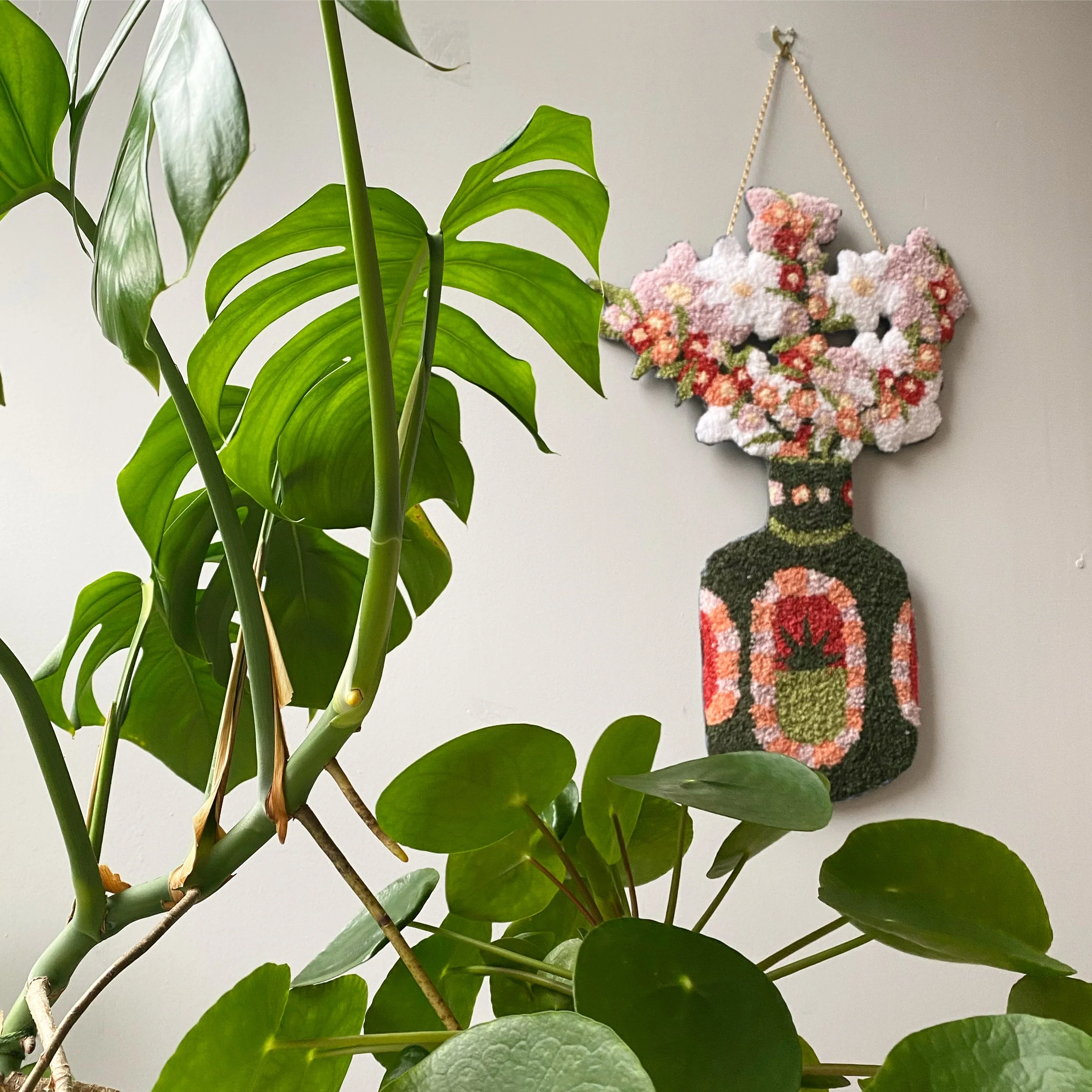 Floral vase wall hanging
