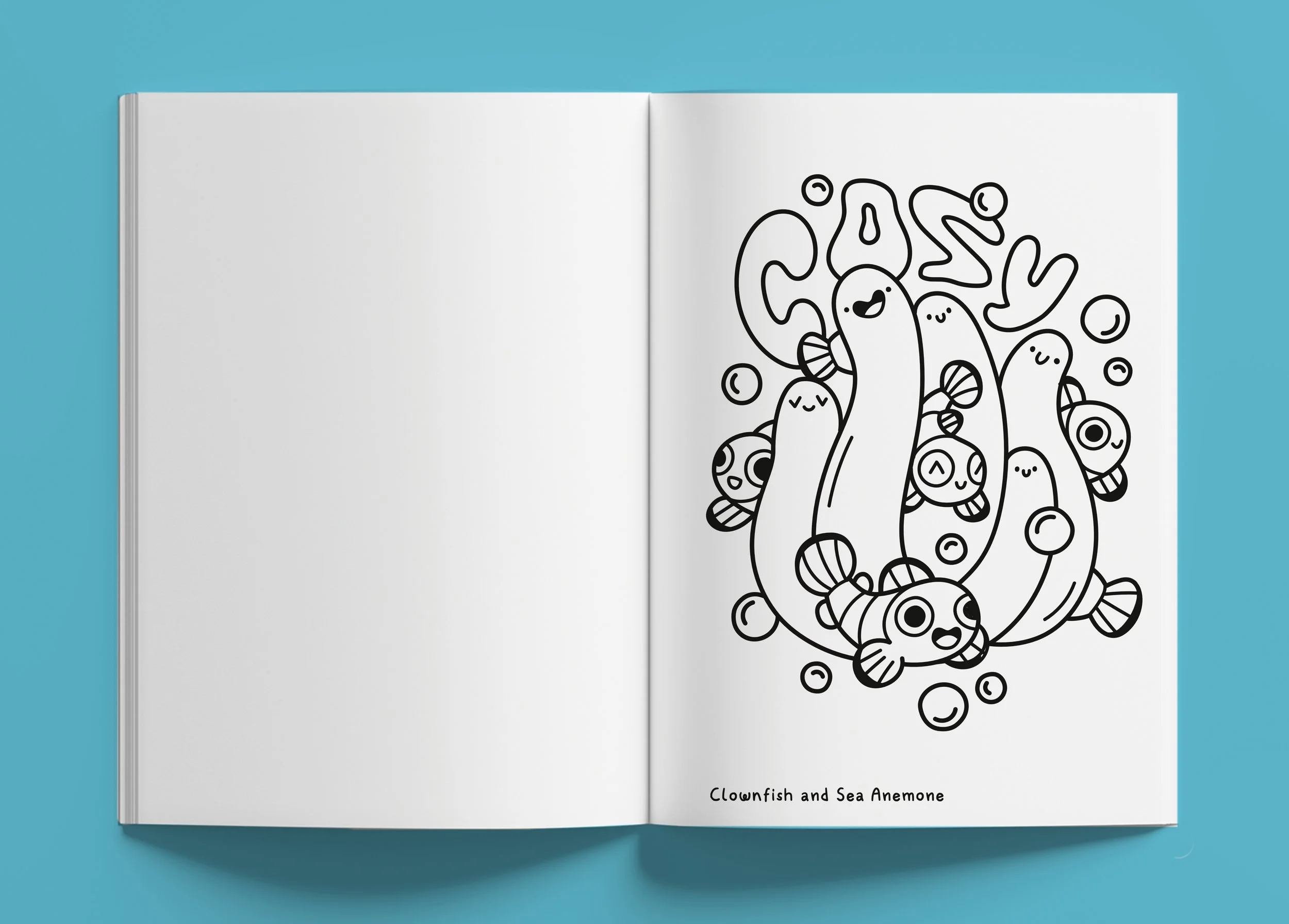 Coral Reef - Malbuch. Eine aufgeschlagene Doppelseite des Buchs. Rechts zu sehen: Illustration einer Gruppe tanzender Clown-Fische, zwischen See Anemonen mit schwarz-weißer Kontur.