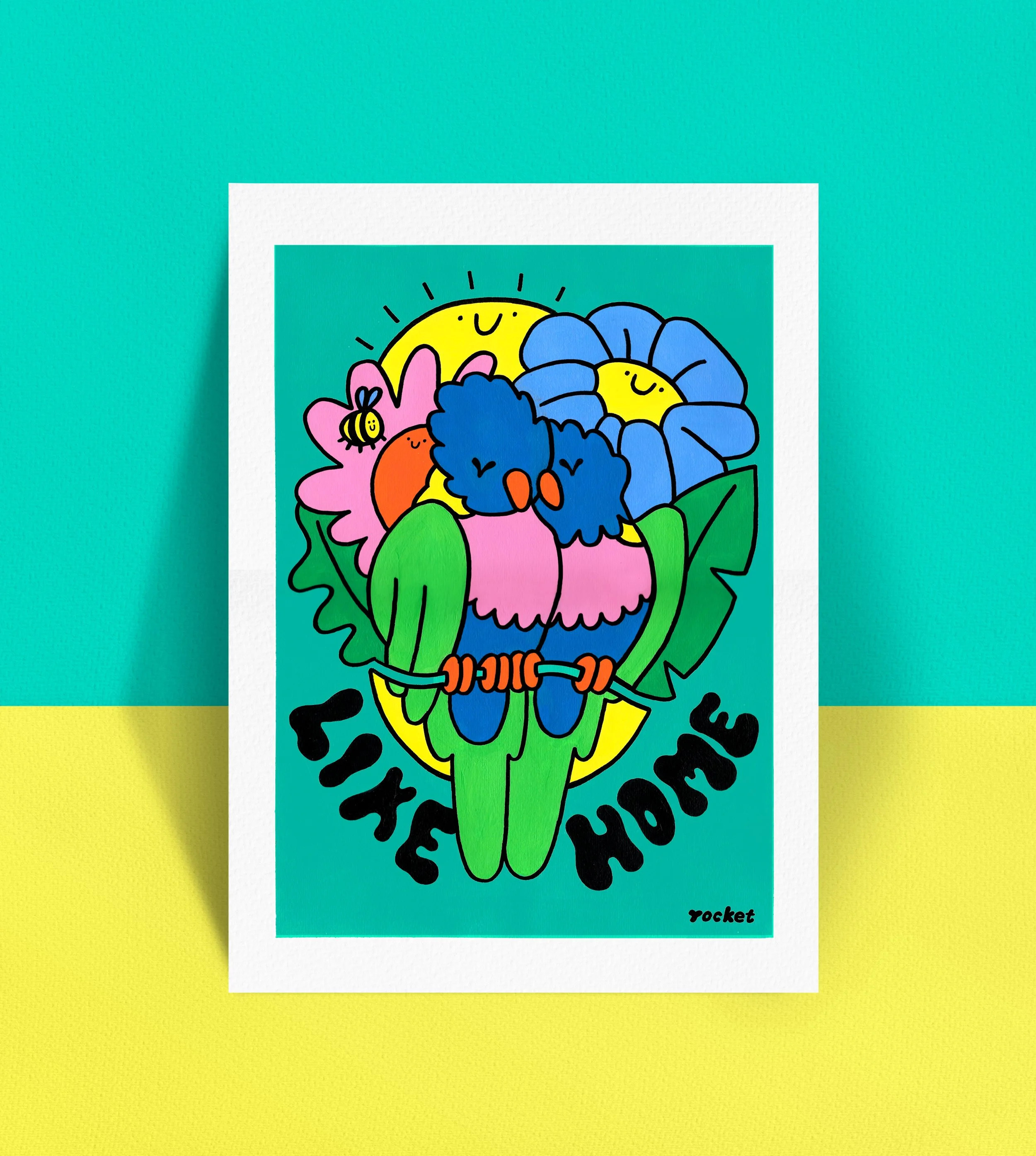 Illustration von zwei Regenbogenloris mit Blumen und einer Sonne im Hintergrund und Schrift: Like Home.