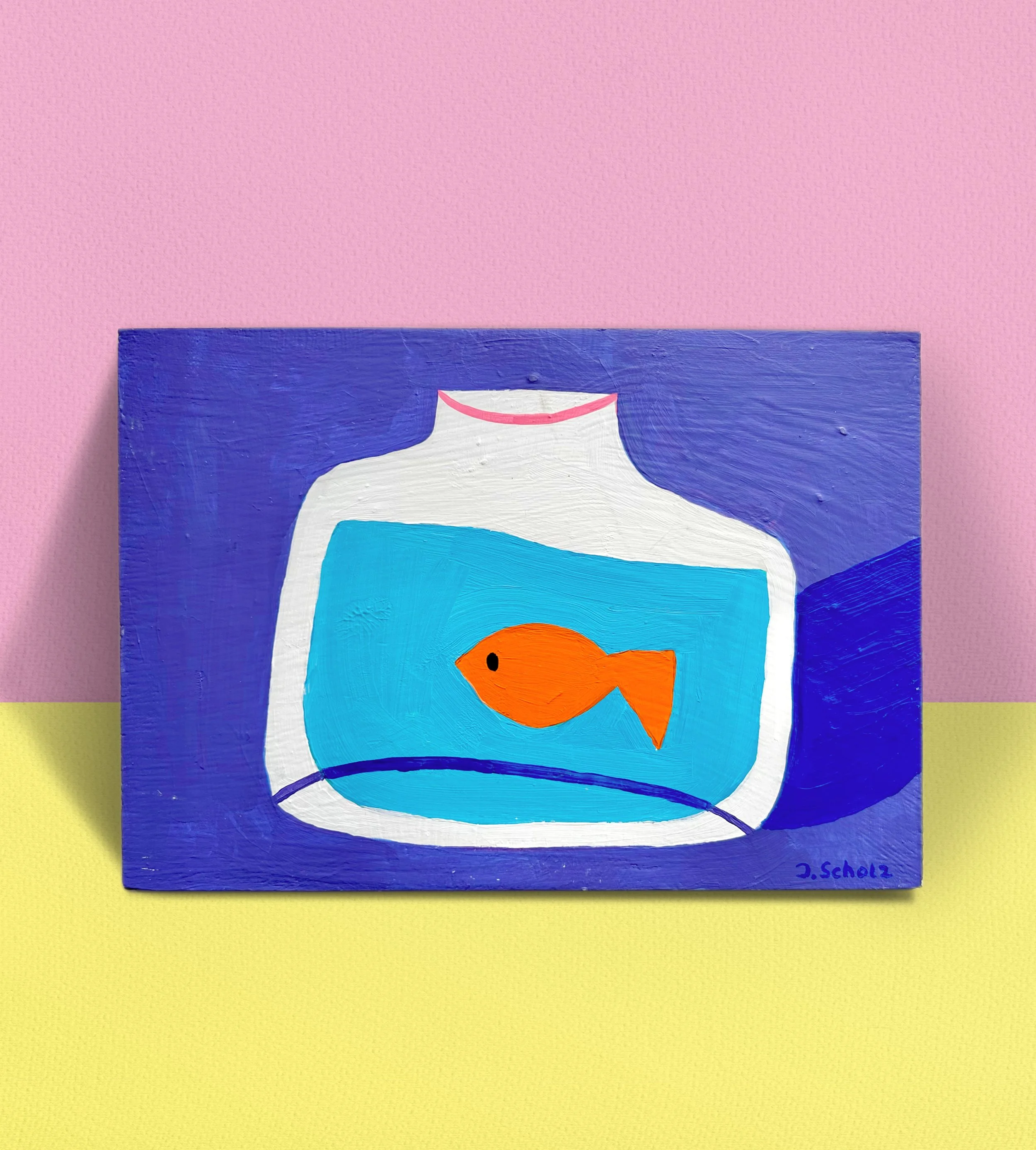 Kunstwerk: ein orange farbebner Fisch in einem Glas mit Lila Hintergrund. Titel: Fish in a Glas.