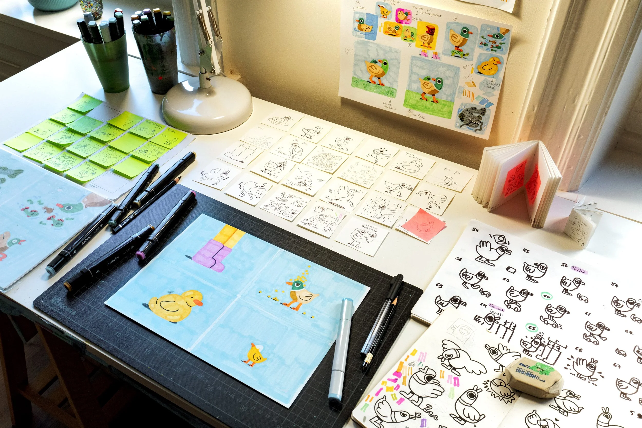 Künstlerin am Arbeitsplatz, Gestaltung kreatives Buchprojekt über Enten