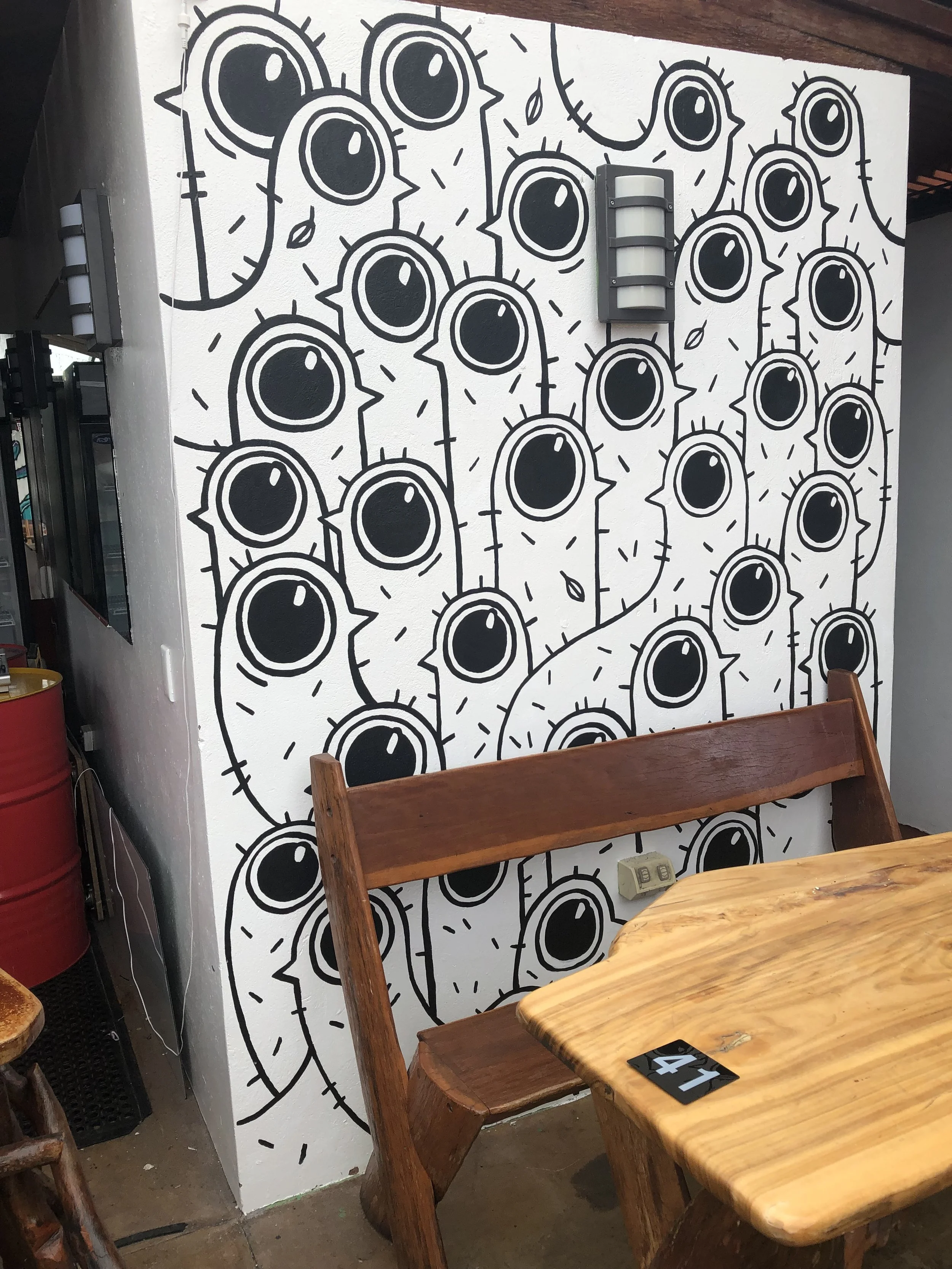 Wandbild mit Vögeln in einer Bar