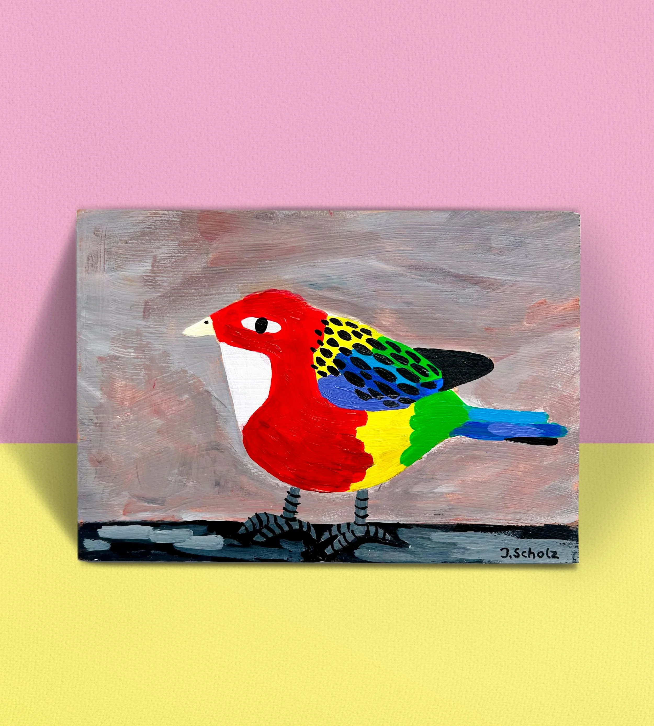 Kunstwerk - ein bunter Rosellasittig vor einer grauen wand. Titel: Bird in a room.