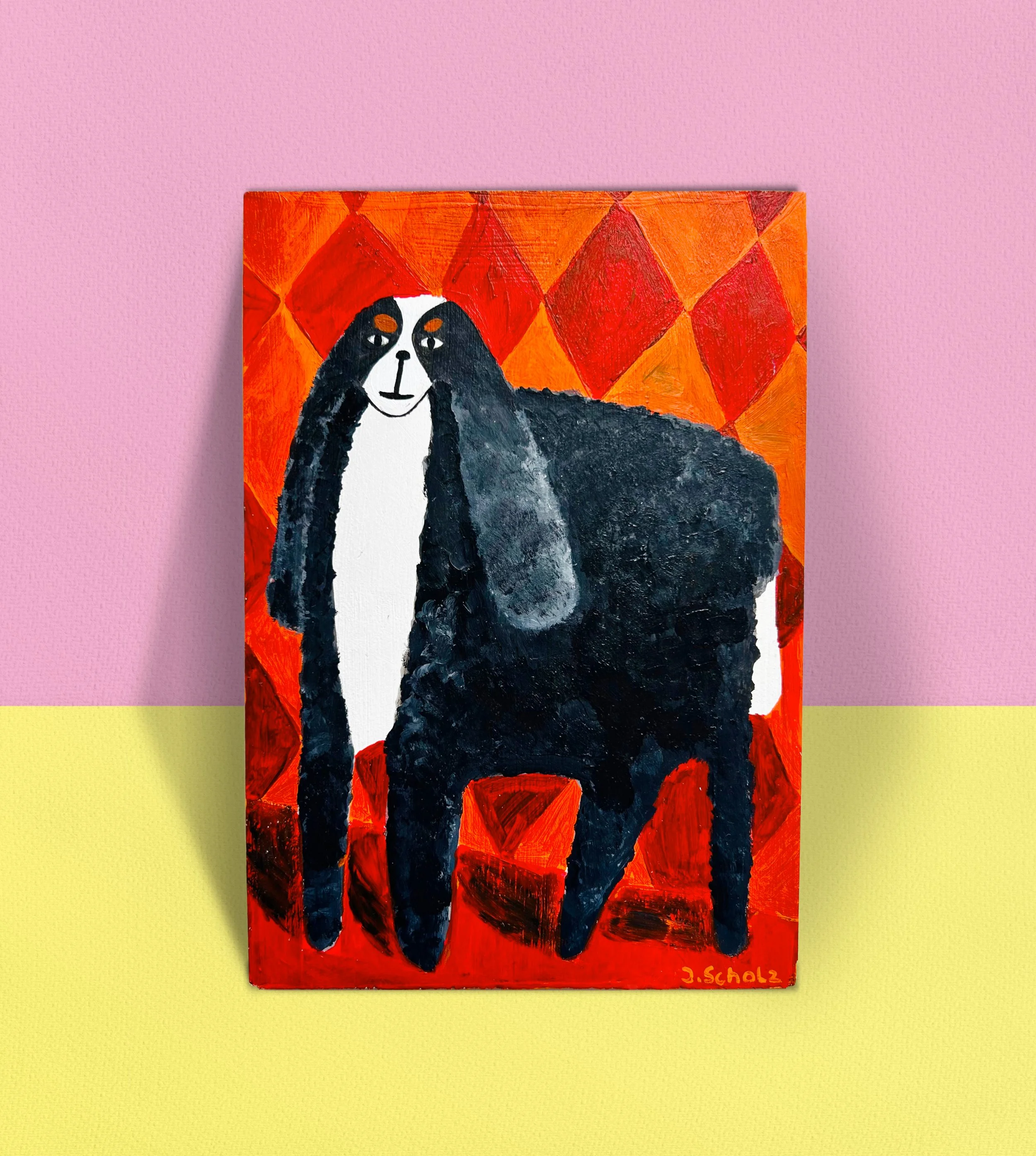 Kunstwerk - ein schwarzer Hund vor einer Rot- orange farbener Wand mit Karo-Muster. Titel: King Bella.