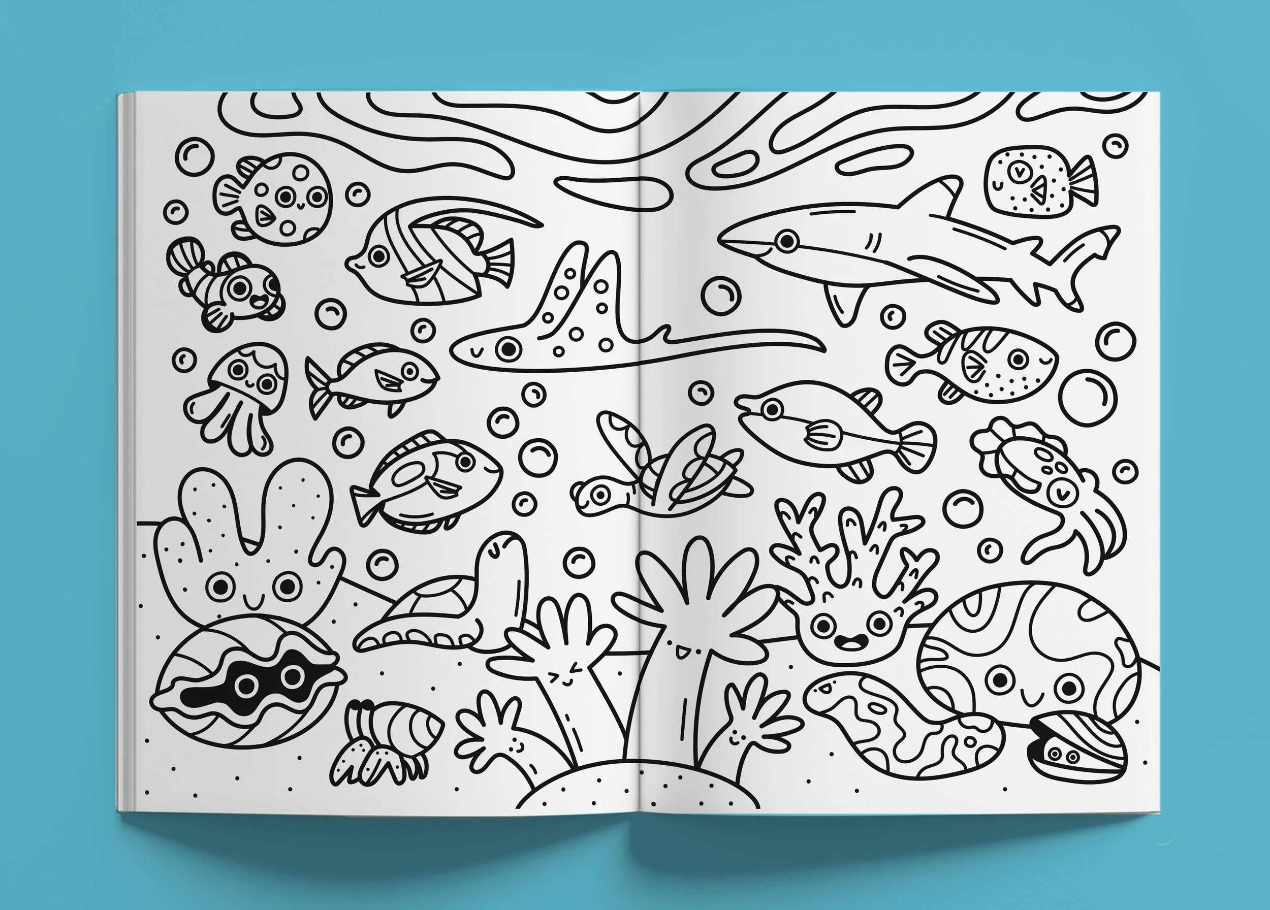 Coral Reef - Malbuch. Eine aufgeschlagene Doppelseite des Buchs. Auf der Doppelseite zu sehen: Illustration eine Unterwasser Szene in der viele verschiedene Meerestiere schwimmen mit schwarz-weißer Kontur.
