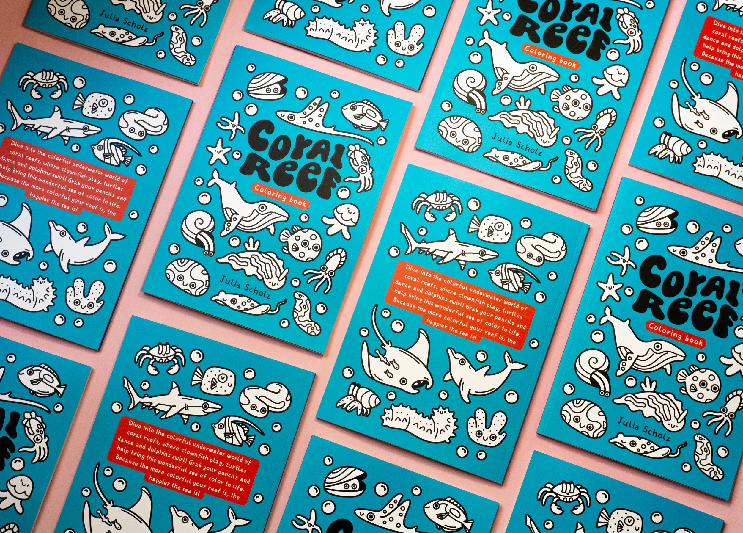 Coral Reef - Malbuch. Illustration von vielen verschiedenen Meerestieren in schwarz-weiß vor einem blauen Hintergrund
