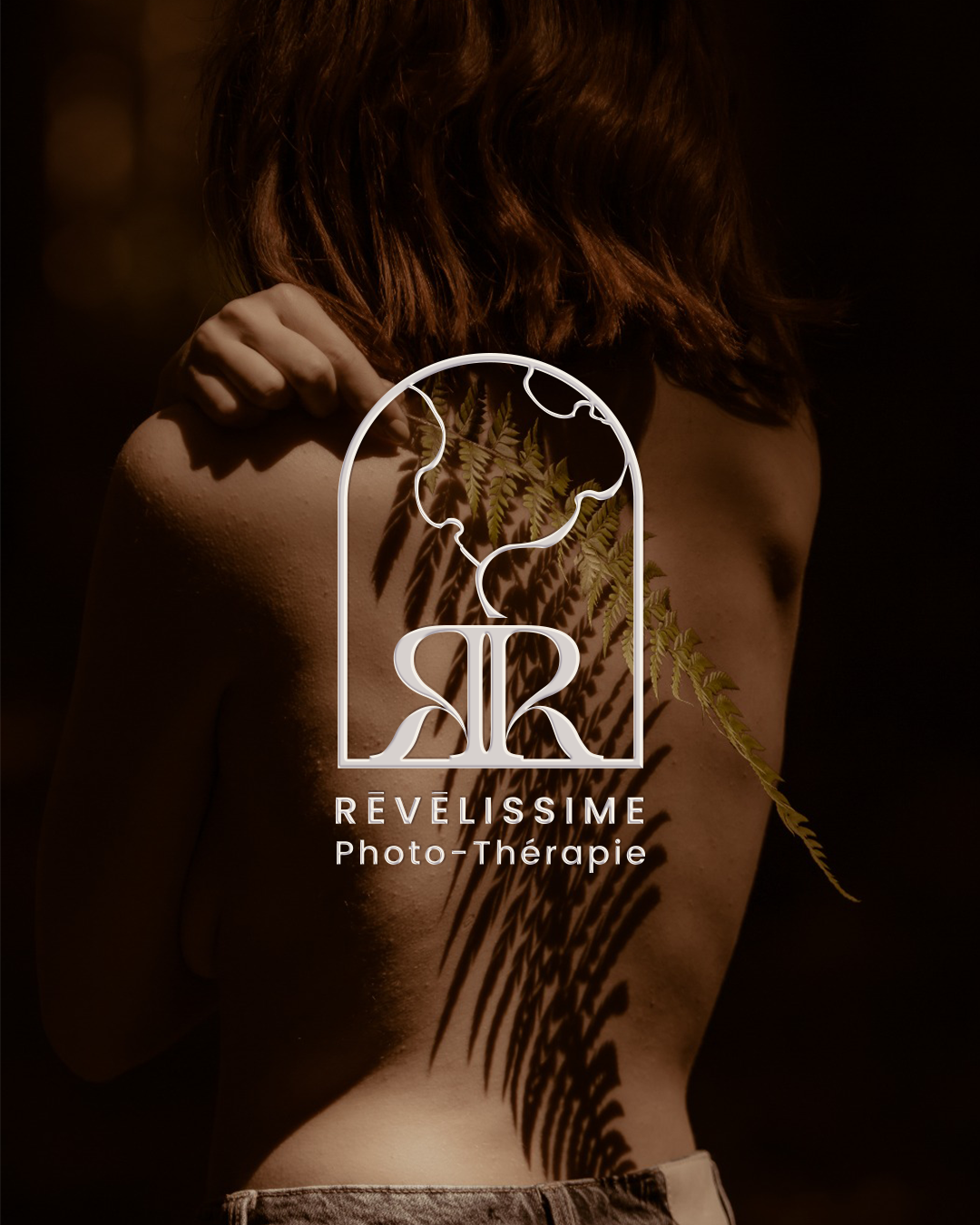 Portrait-femme-dos-nu-logo-estampage-bien-etre
