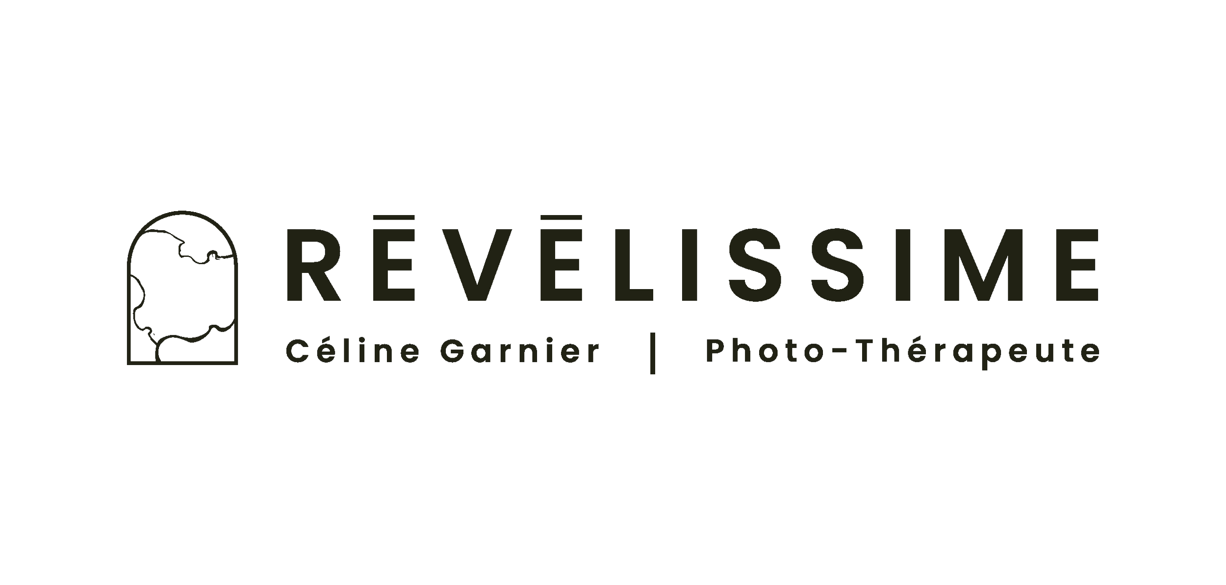 Logo de Révelissime avec un dessin stylisé de tête de animal ou de visage, le texte ‘Céline Garnier | Photo-Thérapeute’ en dessous.