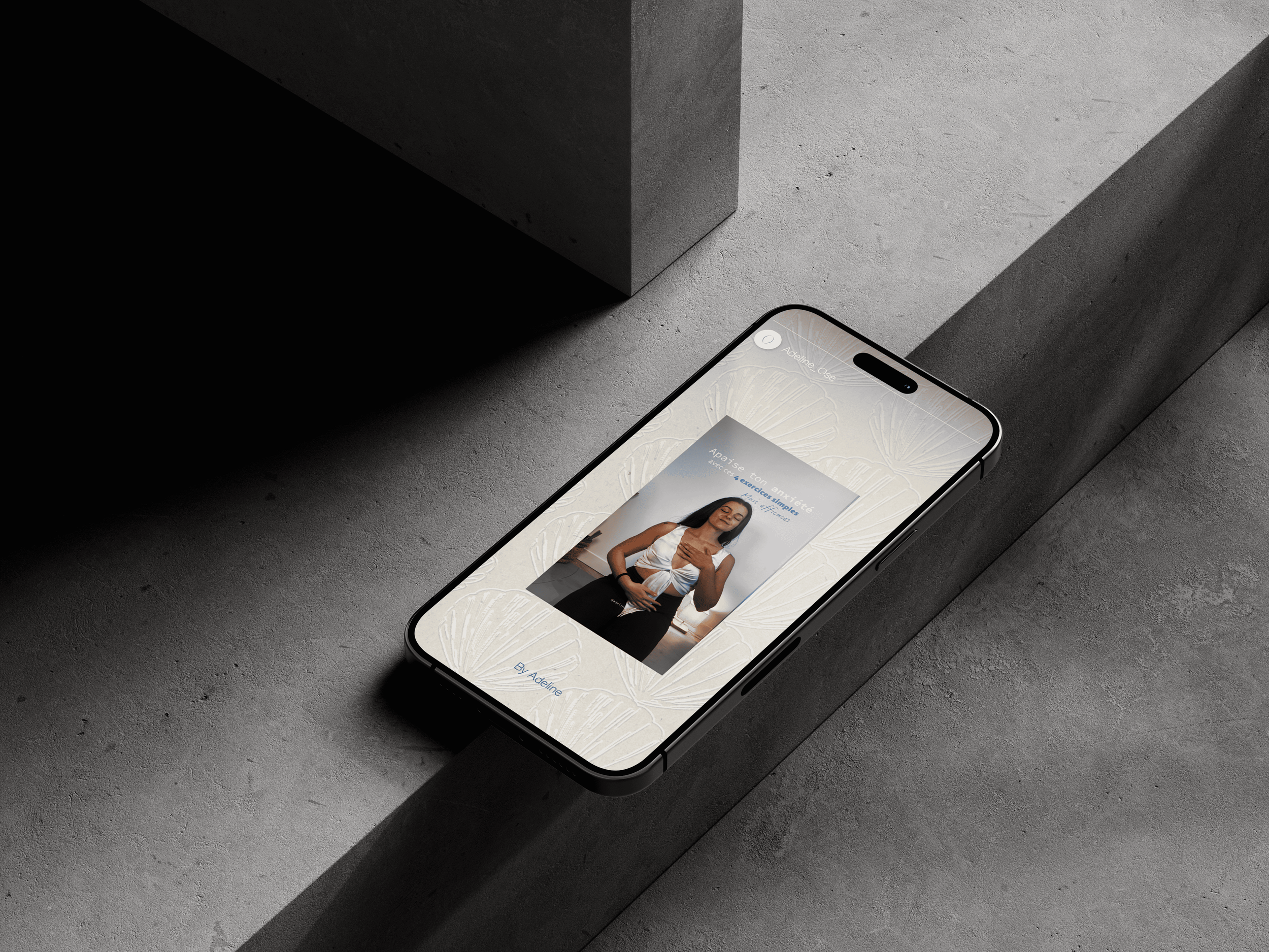 Un téléphone portable affichant une page avec une femme en position de méditation, entourée d'un fond blanc avec des motifs floraux