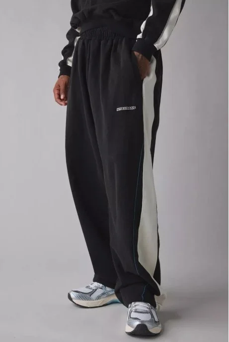 Screenshot_11-4-2026_151148_www.urbanoutfitters.com.jpeg