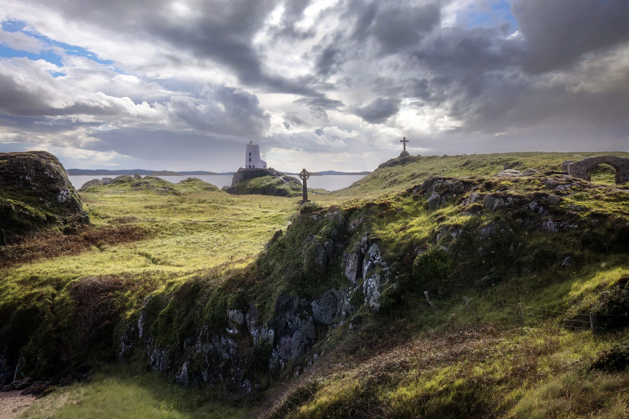 Tŵr Mawr lighthouse on Llanddwyn Island, with the sea behind
