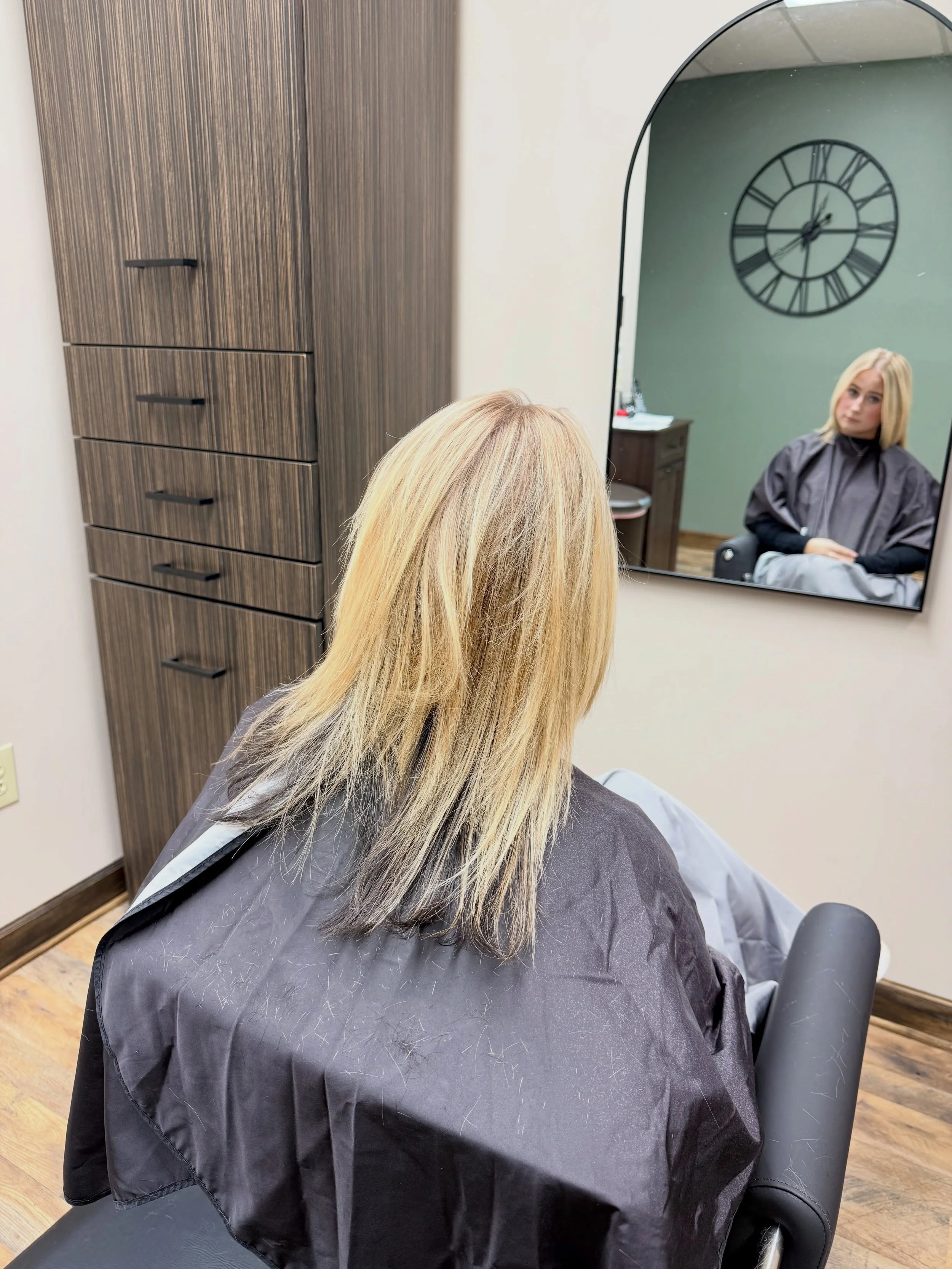 Rachel came in to see Rebecca 🥰 bottom of her hair colored ✔️ haircut ✔️ extensions installed ✔️