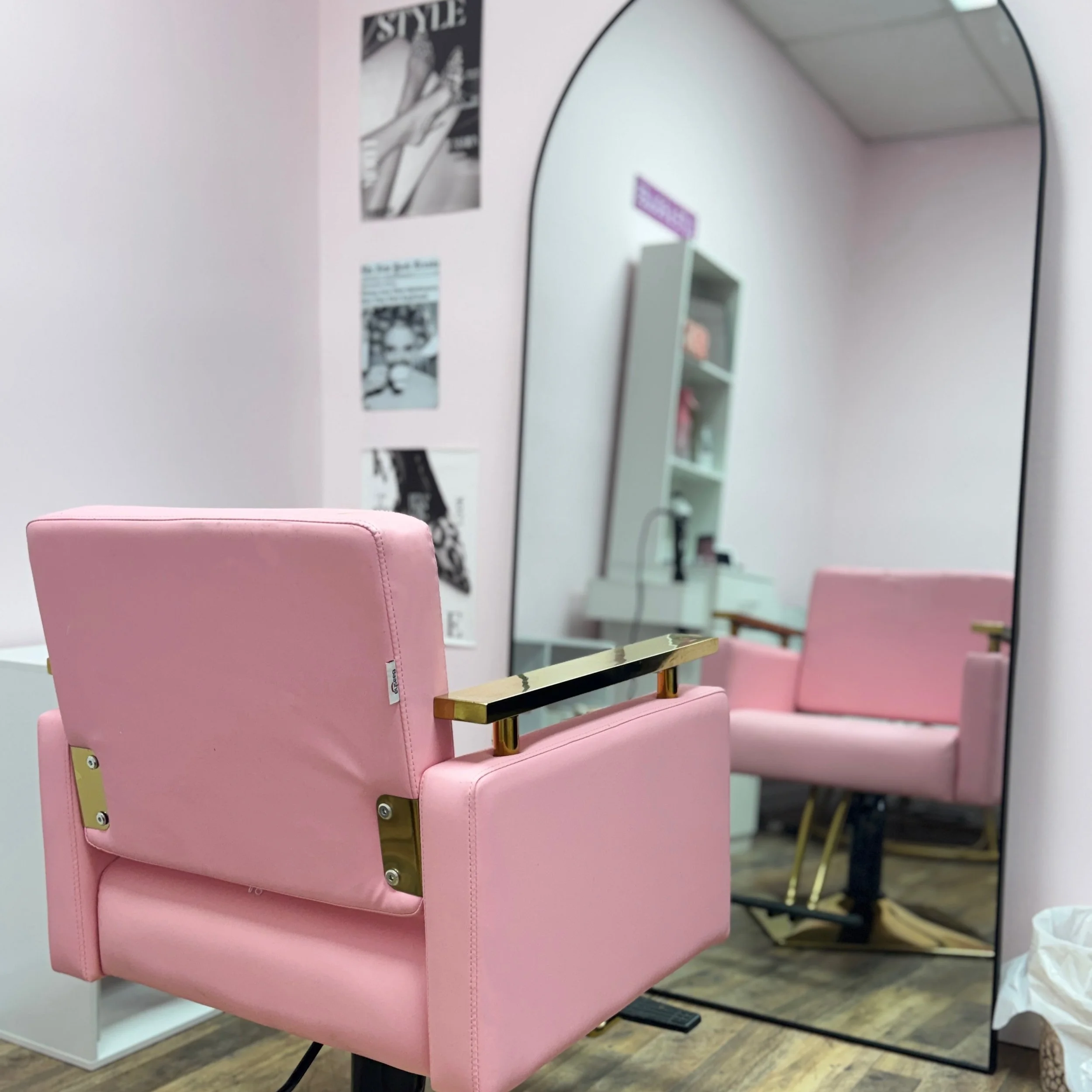 What hard working woman wouldn&rsquo;t want to find beauty in a pink room!? 💞