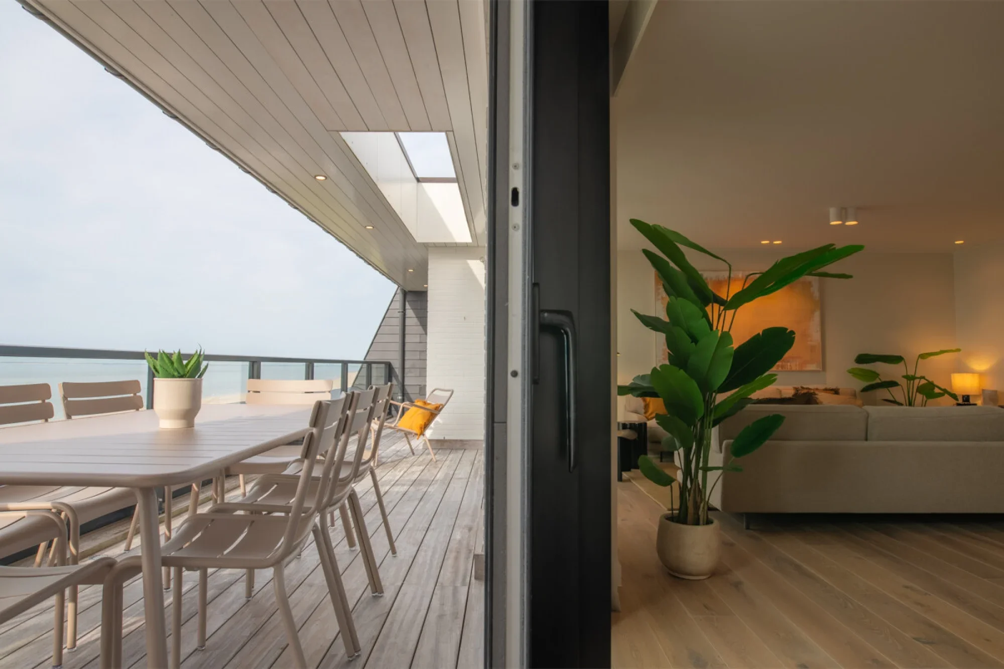 Suite with balcony overlooking the sea at Hotel De Blanke Top