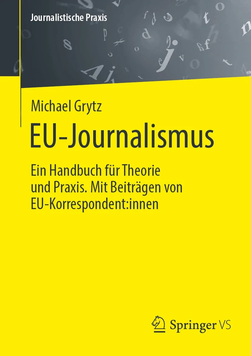 Buchcover mit gelbem und grauem Hintergrund, Titel 'EU-Journalismus' von Michael Grytz, Untertitel 'Ein Handbuch für Theorie und Praxis', veröffentlicht bei Springer VS, mit Illustrationen von Buchstaben und Symbolen