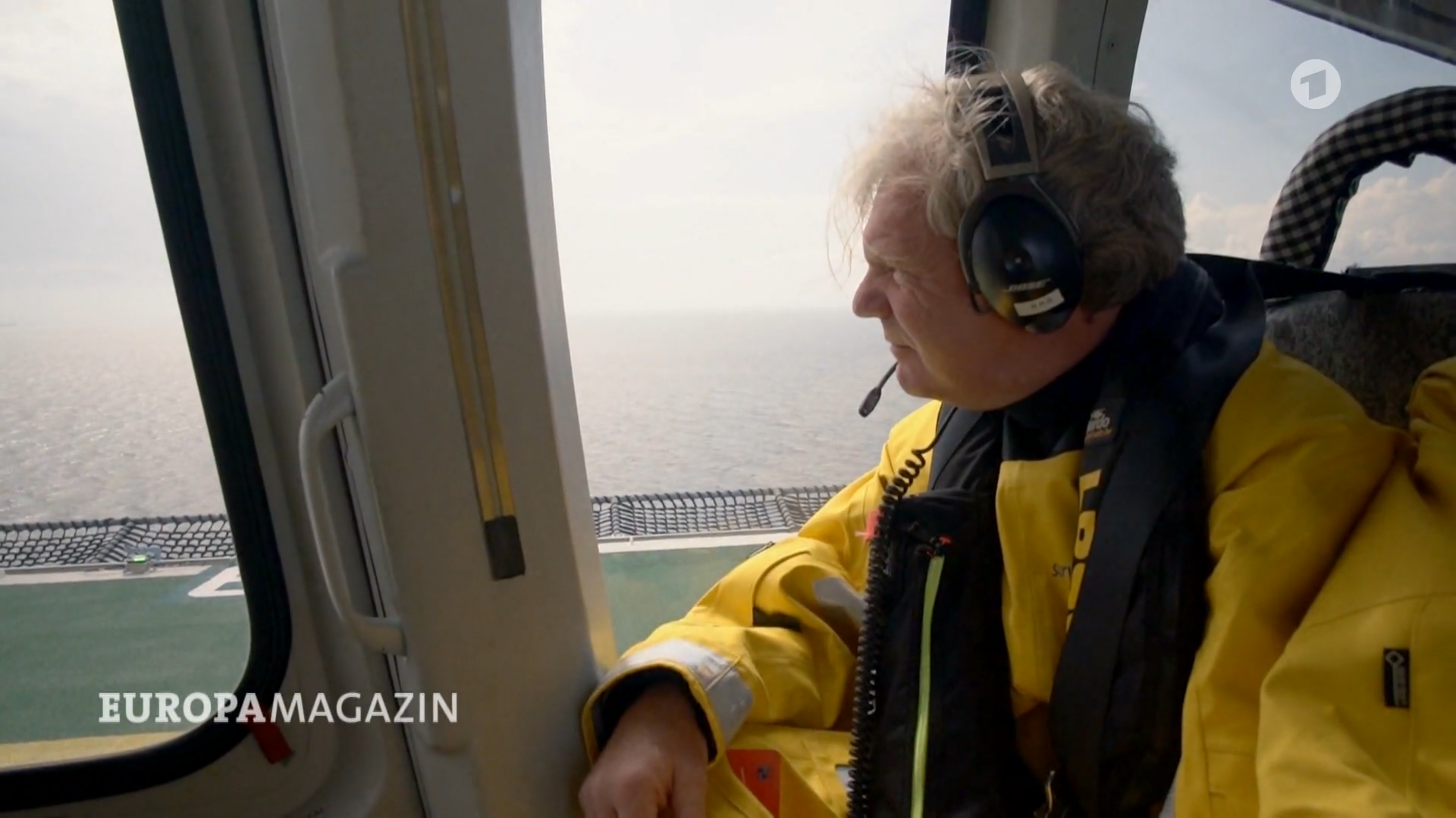 Ein Pilot im Cockpit eines Flugzeugs während des Fluges über dem Meer.