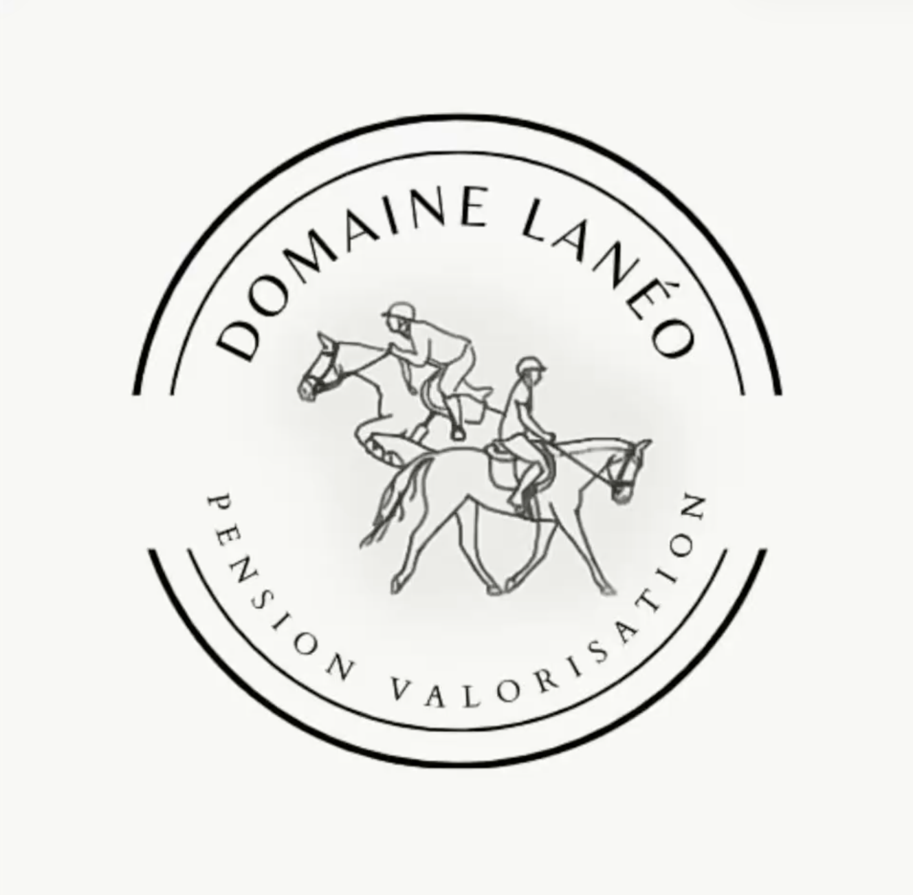 Logo noir et blanc de l'établissement équestre Domaine La Néou, représentant deux cavaliers sur des chevaux, avec la mention 'Domaine La Néou' et 'Dénon Valorisatíon'