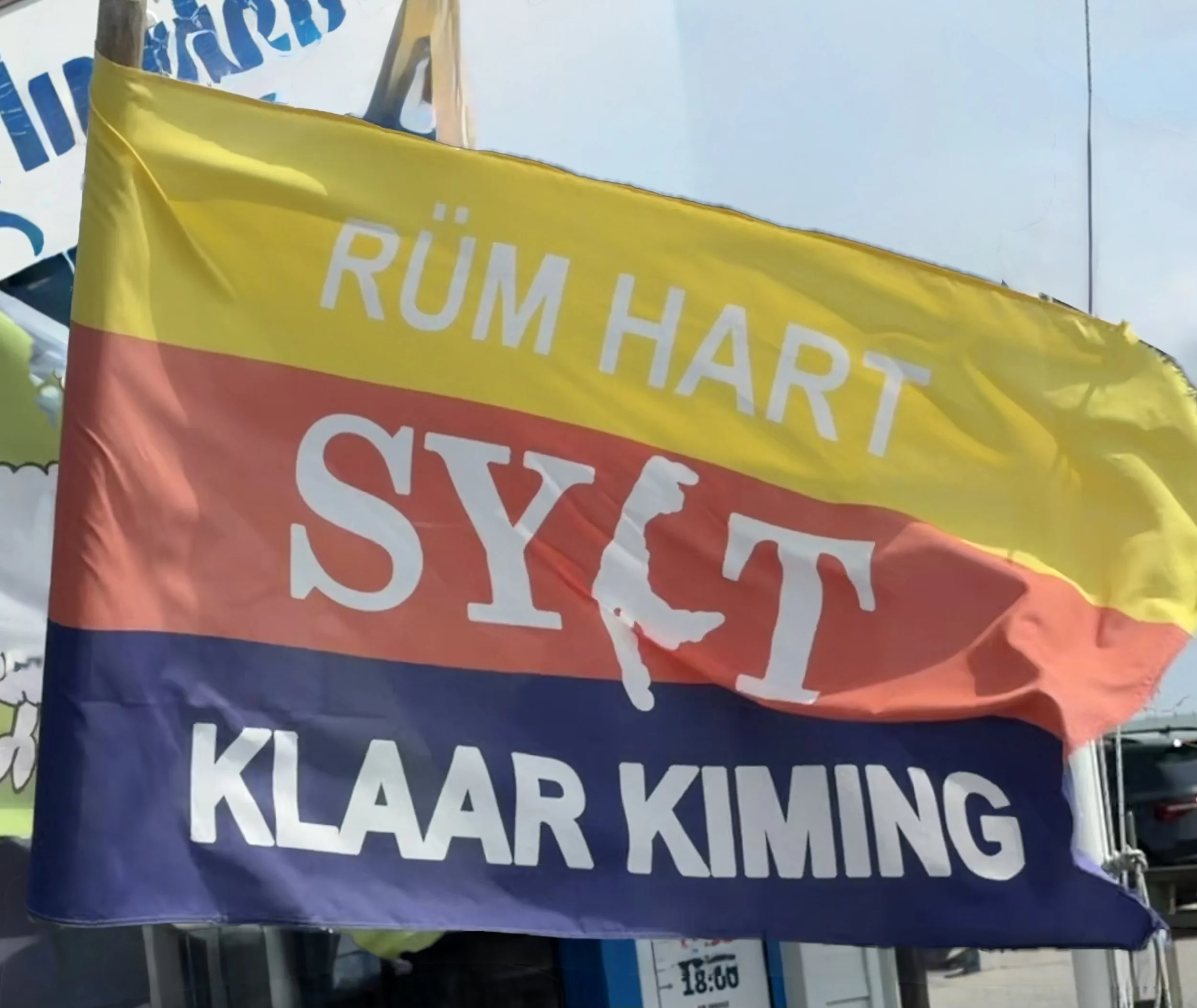 "Rüm hart - klaar kiming" is an old Frisian motto and literally means "wide heart - clear horizon". It originally comes from North Frisian captains and sailors.
