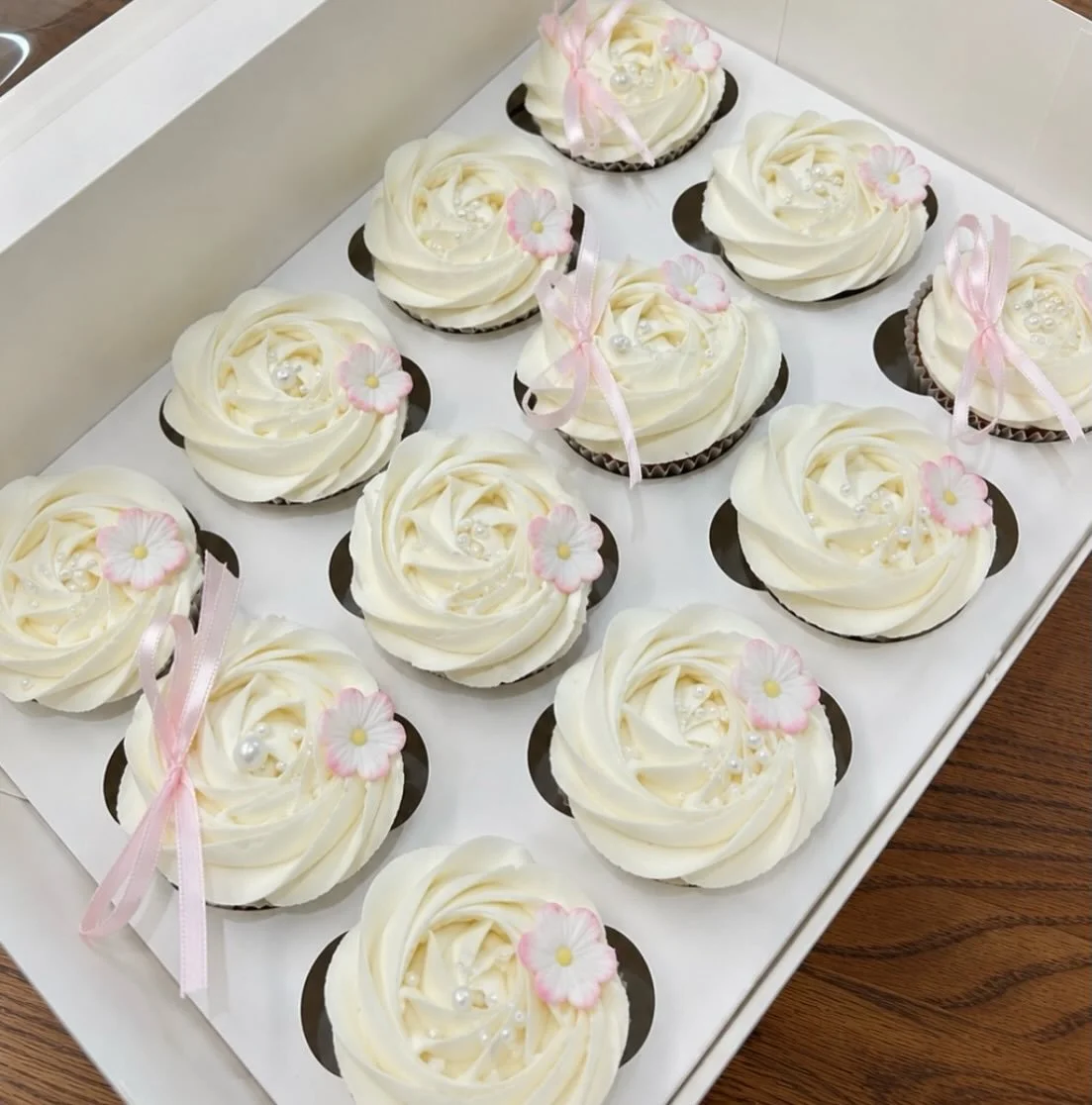 Pink vanilla cupcakes filled with raspberry jam and topped with silky vanilla buttercream 🍓🧁

Soft sponge, homemade raspberry filling, and the kind of cupcakes that disappear far too quickly! 🫶🏼🍓🧁#woodbridge #cupcakes #raspberrycupcakes #cupcak
