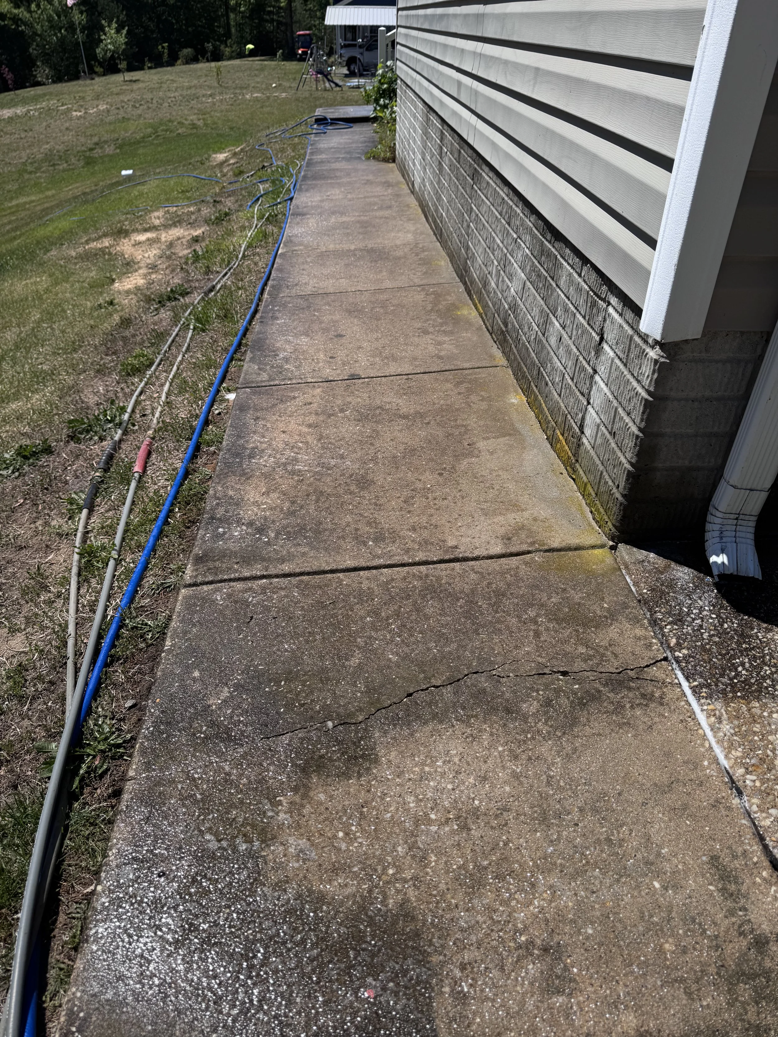 Concrete sidewalk thats really dirty and need to be cleaned and pressure washed and power washed.