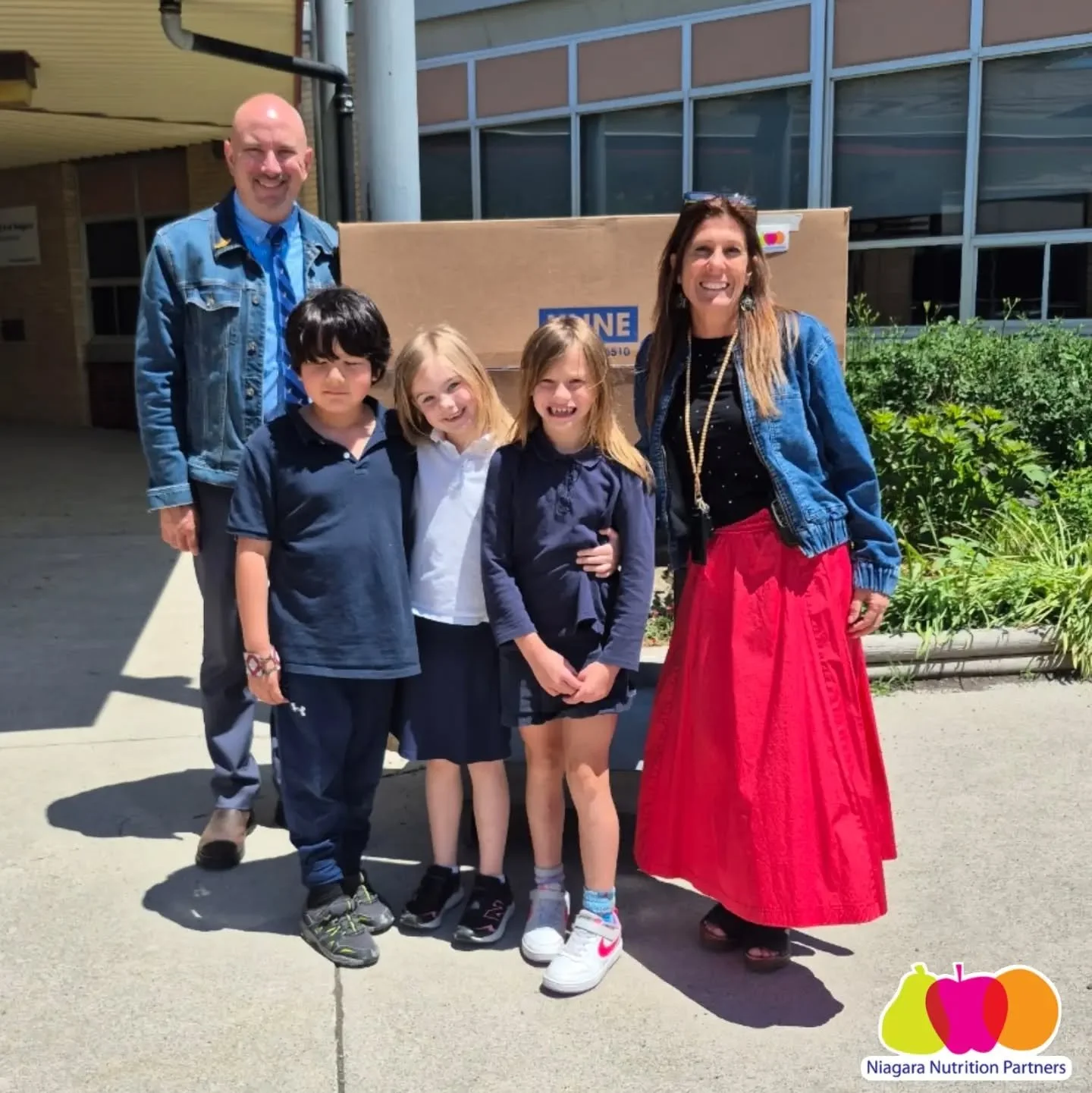 What is the relationship between access to healthy food and success in learning? Research shows that improved attendance, increased energy, and focus often go hand in hand with a balanced, nutritious dietary program, helping set students up for acade