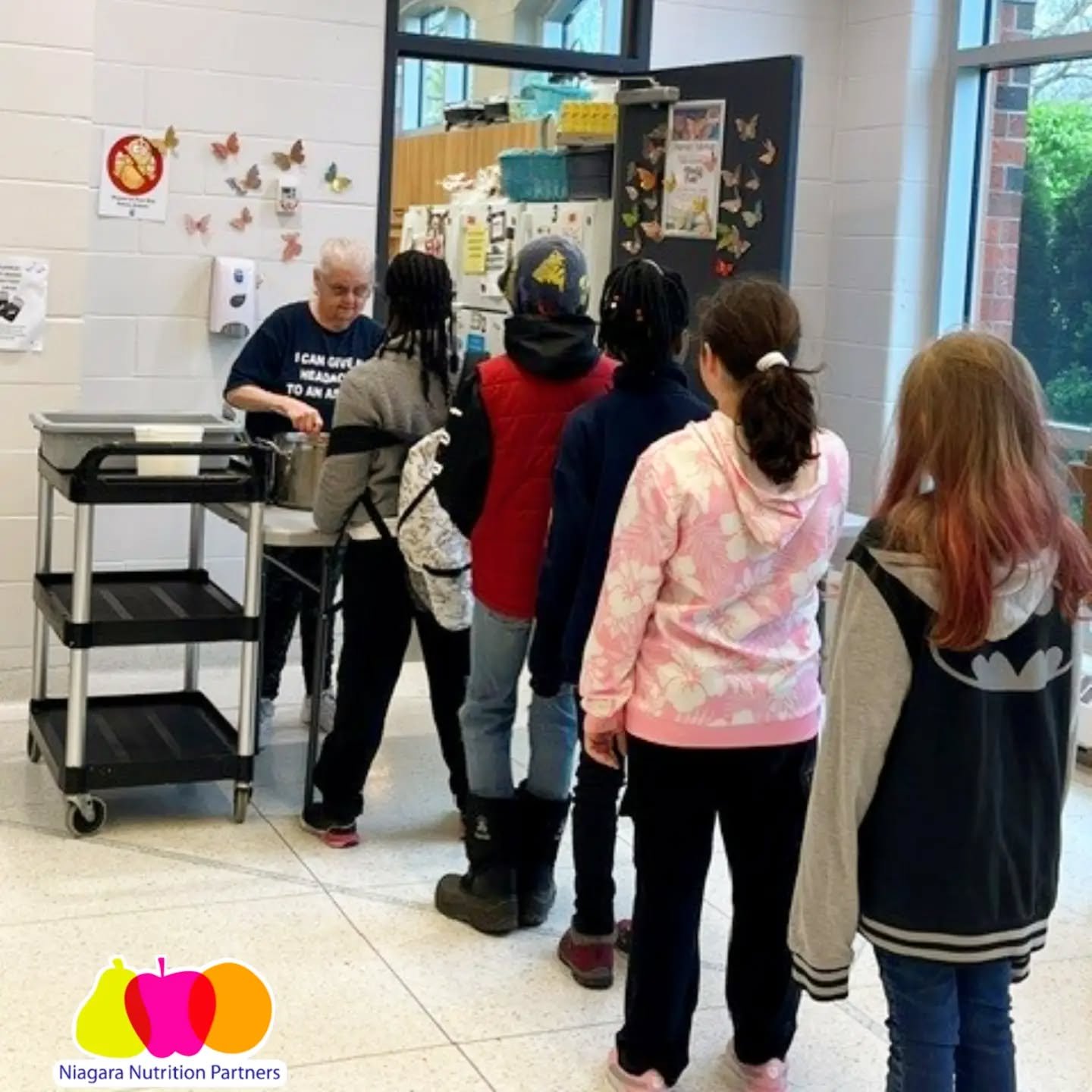 A child may come to school hungry or experience hunger throughout the day for a number of reasons:

🍎 busy mornings
🍎 long bus rides
🍎 early extracurricular activities
🍎 sleeping in
🍎 food insecurity at home

School nutrition programs are univer