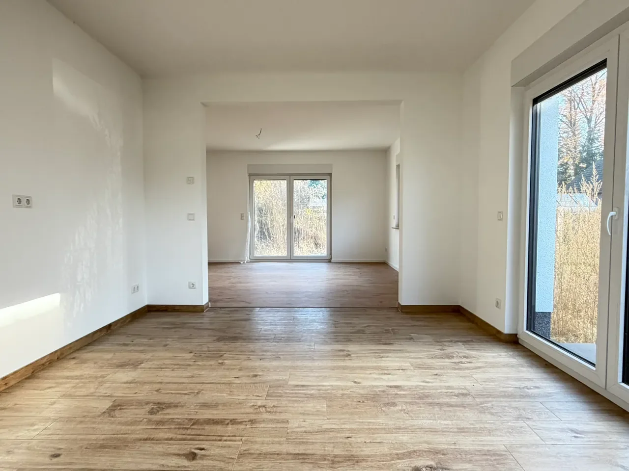 Küche mit Blick ins Wohnzimmer