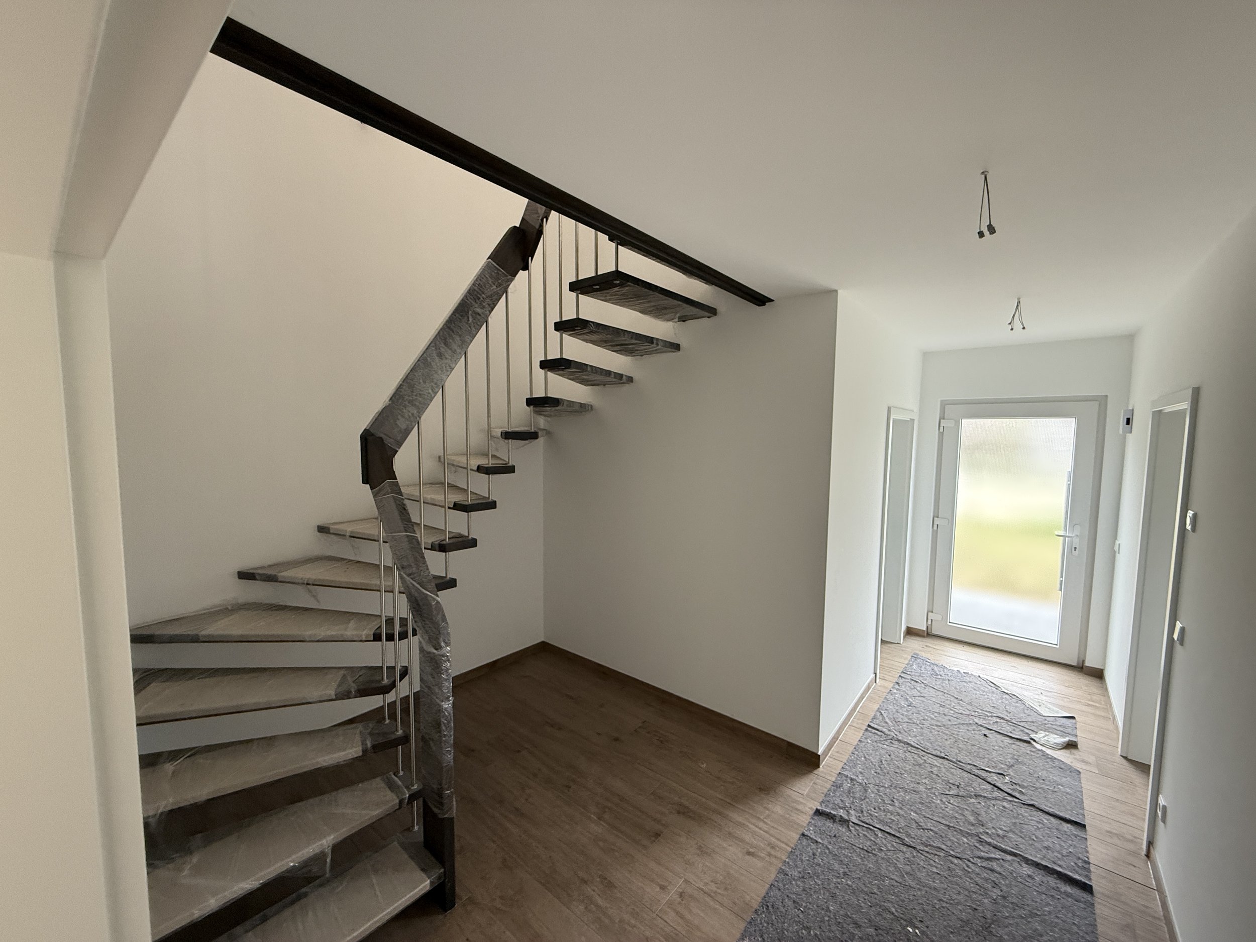 Hausflur, Blick aus dem Wohnzimmer; rechts befindet sich der Hauswirtschaftsraum und links das Gästebad