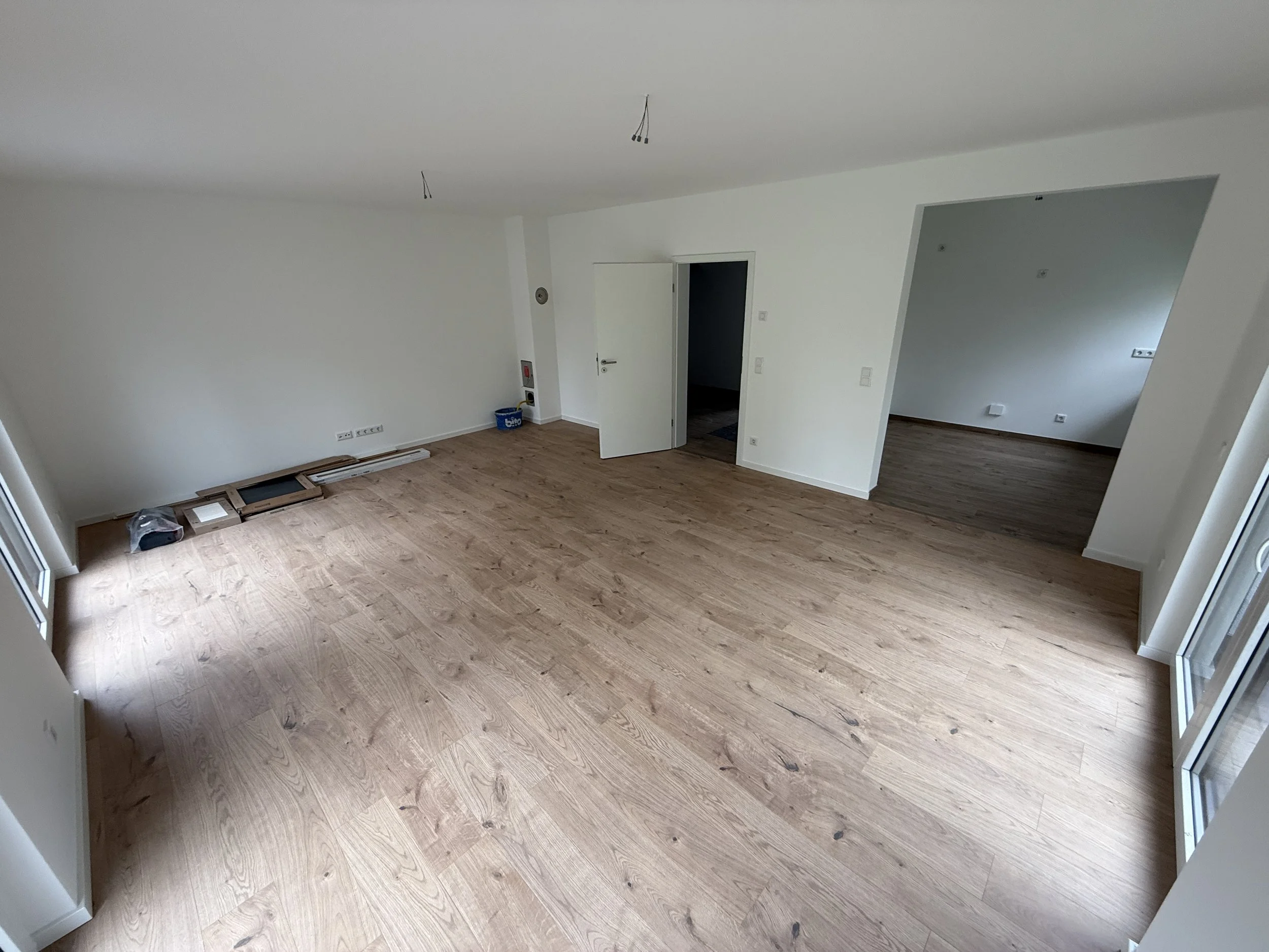 Wohnzimmer mit Blick in den Hausflur und der Küche