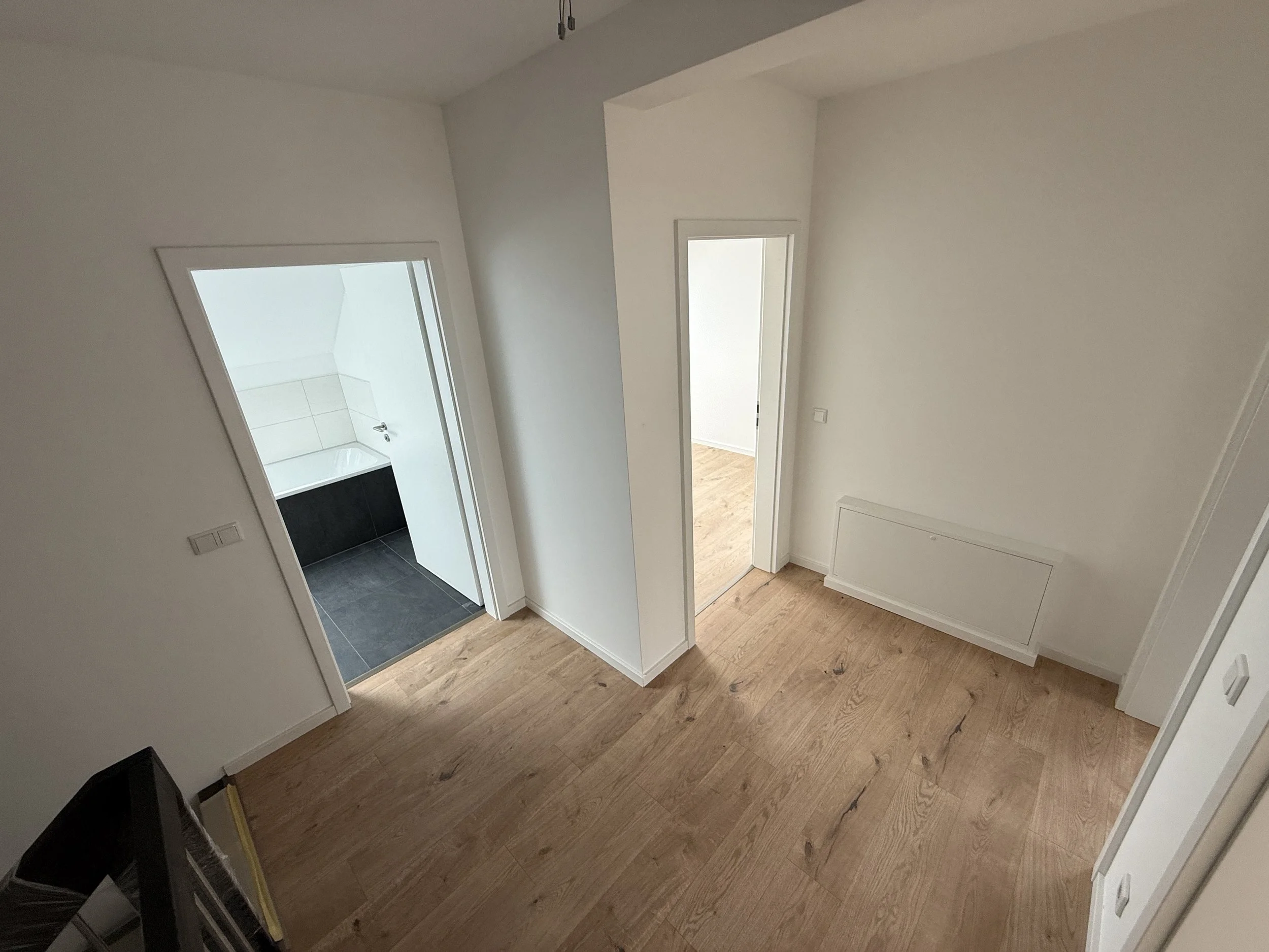 Flur im Obergeschoss, links das Masterbad und das Schlafzimmer, rechts die beiden Kinderzimmer