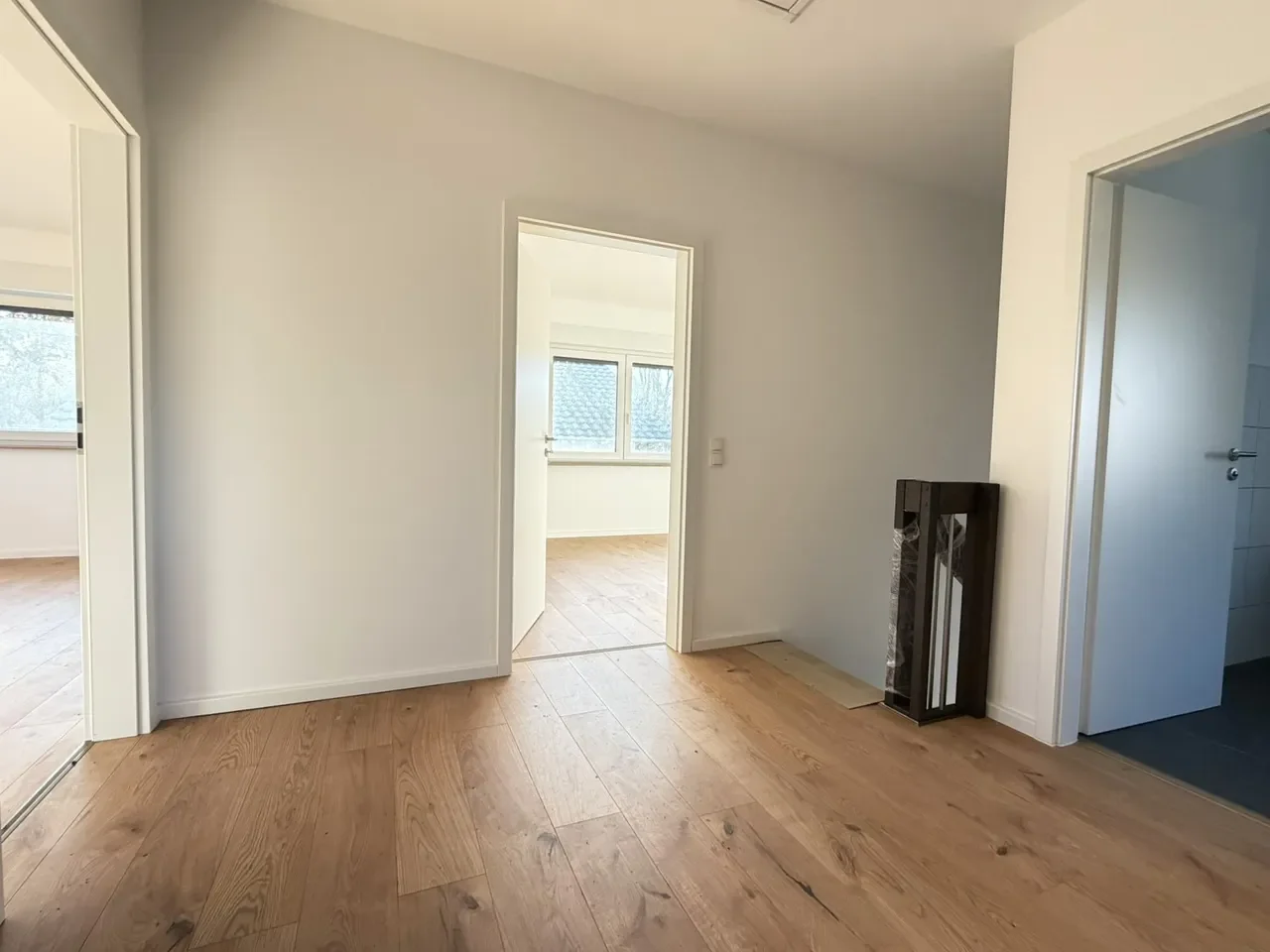 Flur im Obergeschoss, Blick aus dem Schlafzimmer; rechts das Masterbad, geradeaus die Kinderzimmer