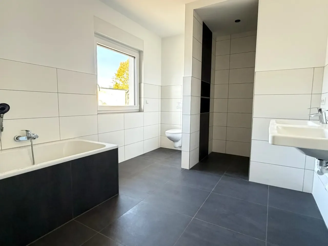 Masterbad mit Badewanne, Dusche und Doppelwaschbecken