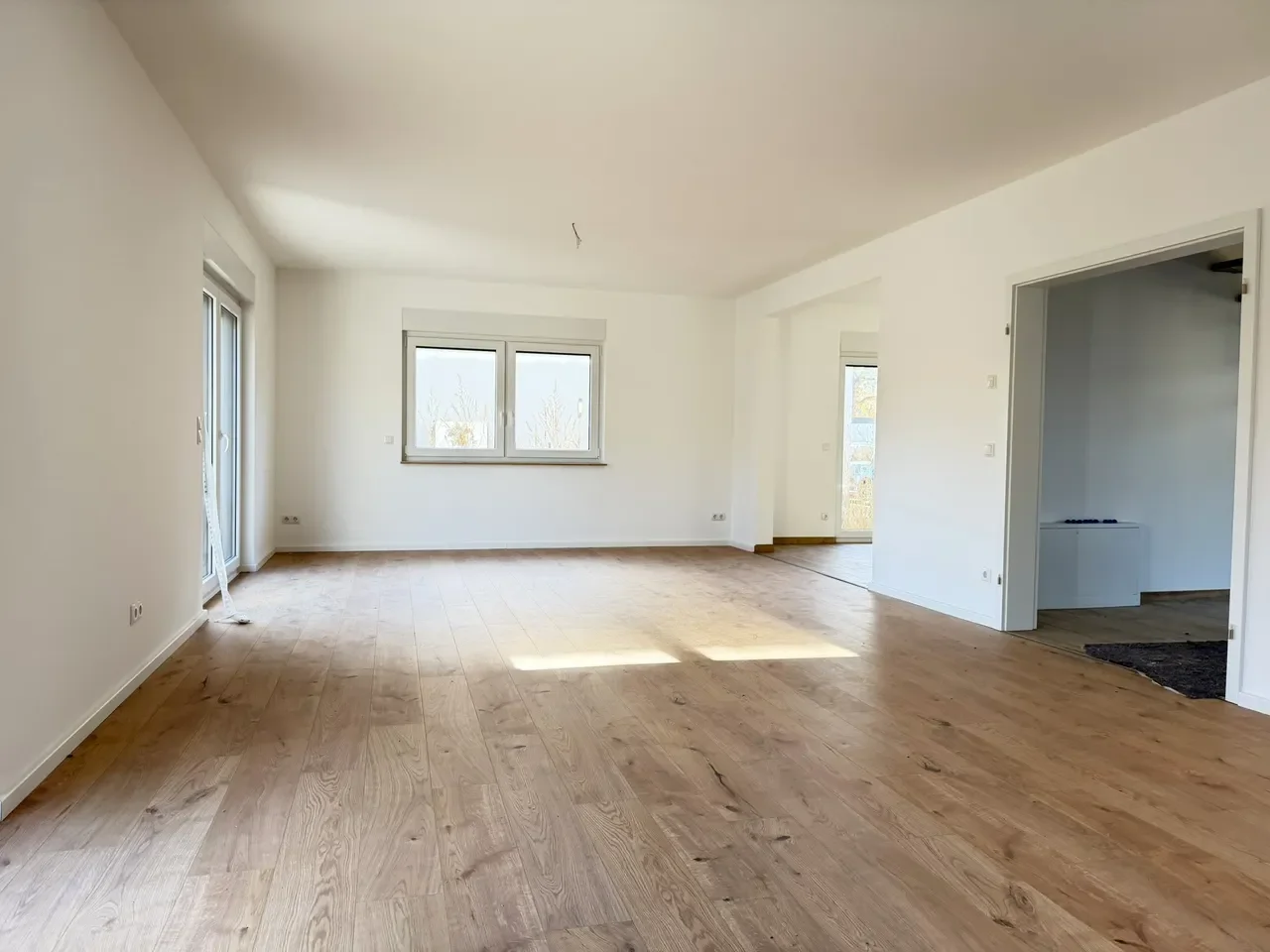 Wohnzimmer; rechts Zugang zum Flur, im hinteren Bereich Zugang zur Küche
