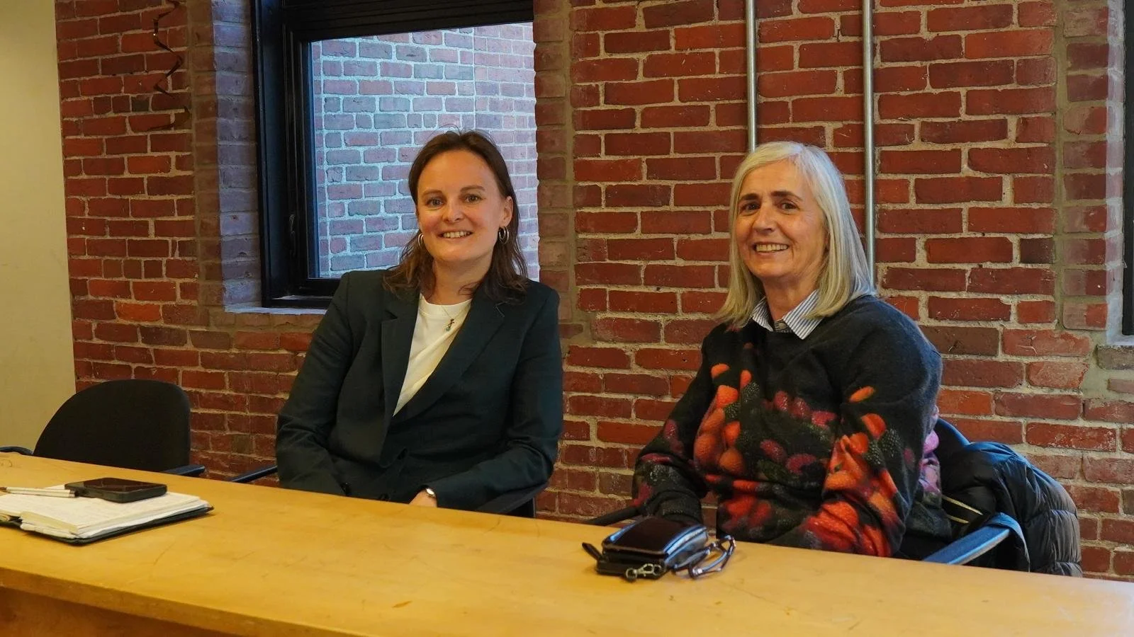 Mathilde Ollivier et Odile Mattiauda lors de la rencontre citoyenne à Cambridge en avril 2026