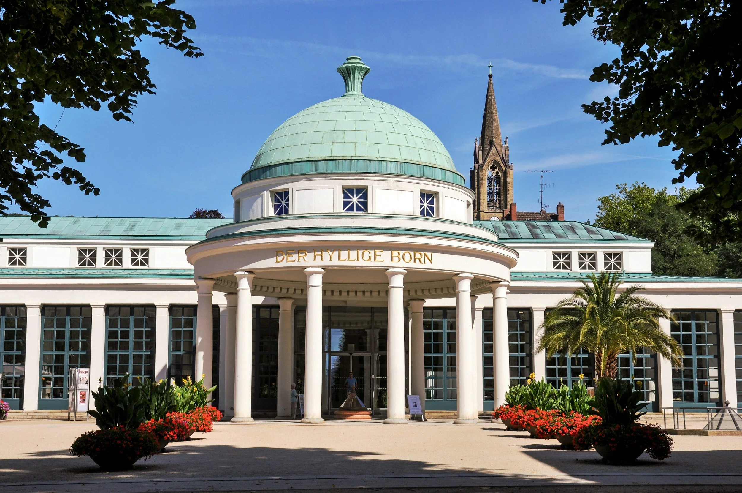 Bad Pyrmont Brunnenplatz mit dem Wahrzeichen 'DER HYLIGE BORN'