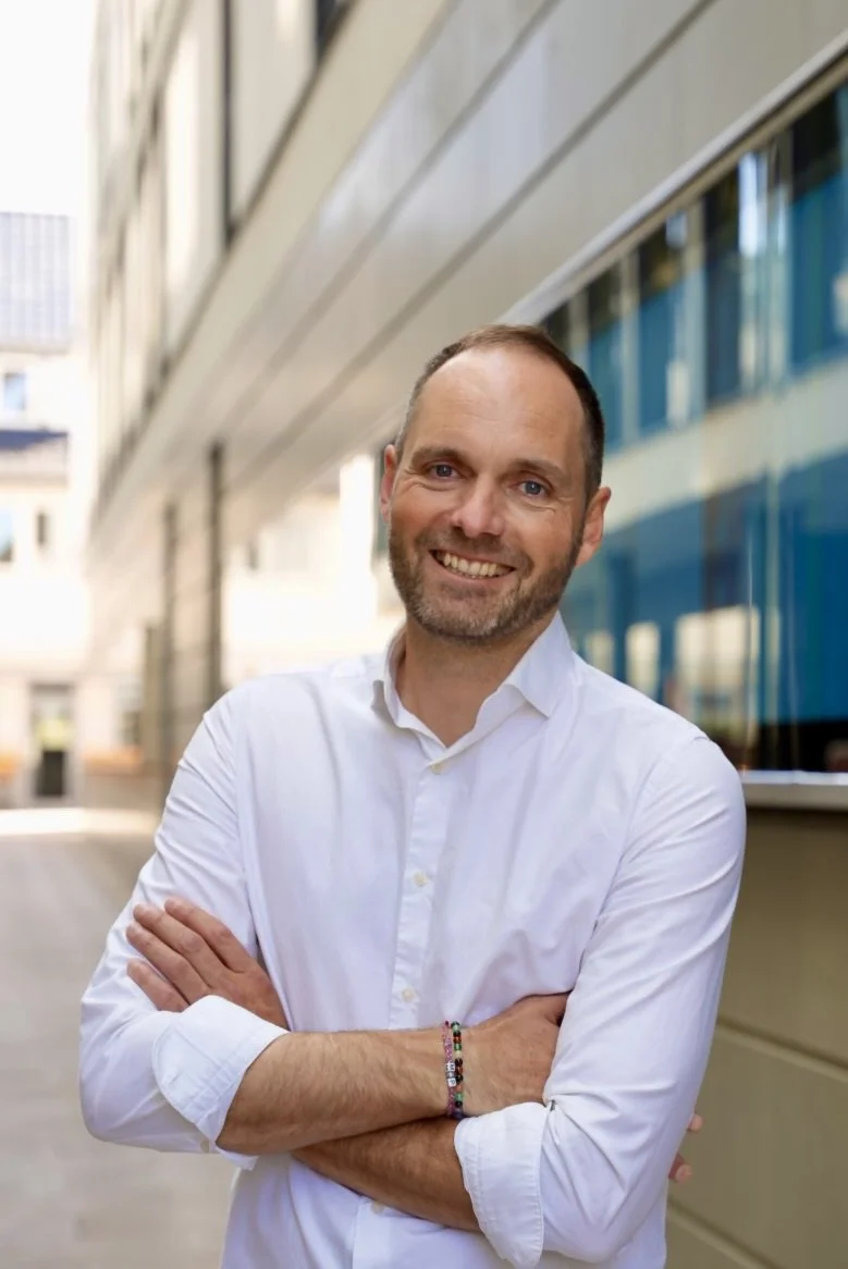 Sven-Ulrik Schneider | Vermögensberatung & Unternehmensberatung - Bild im weißen Hemd