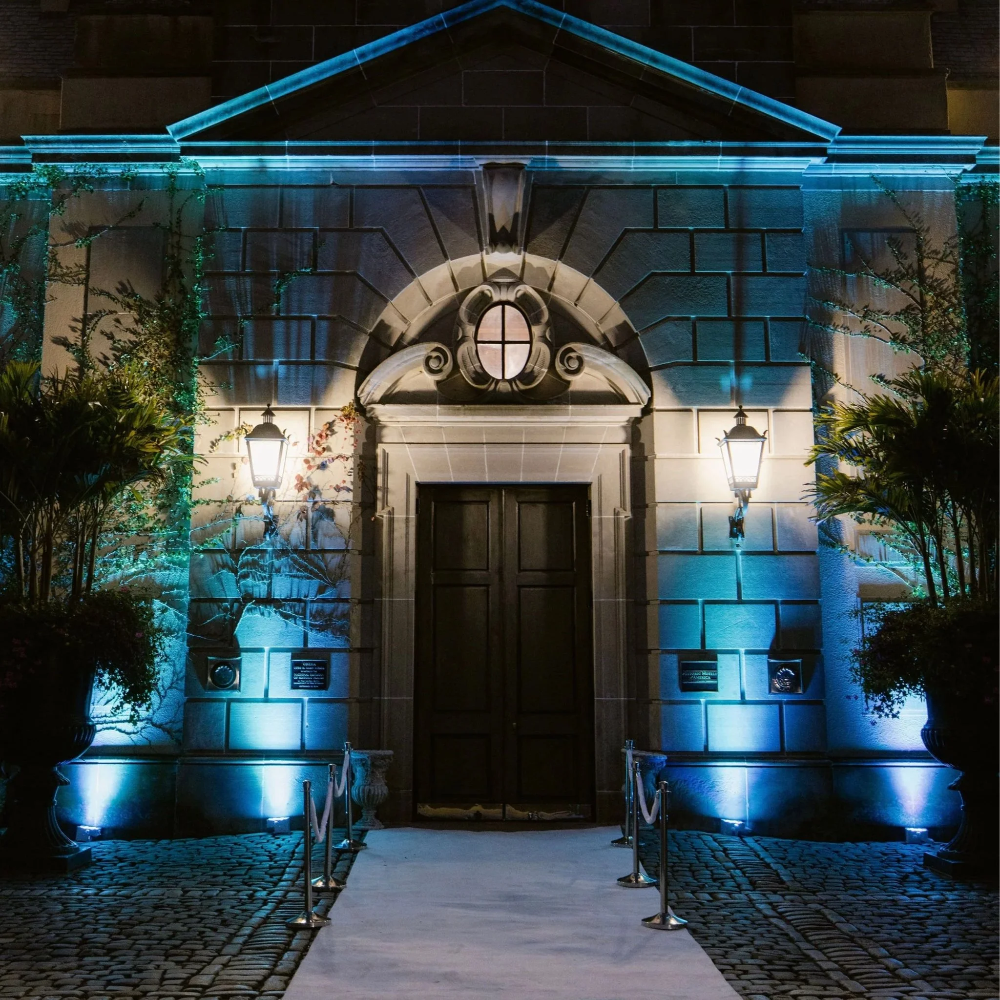 Uplighting front Entrance | Oheka Castle