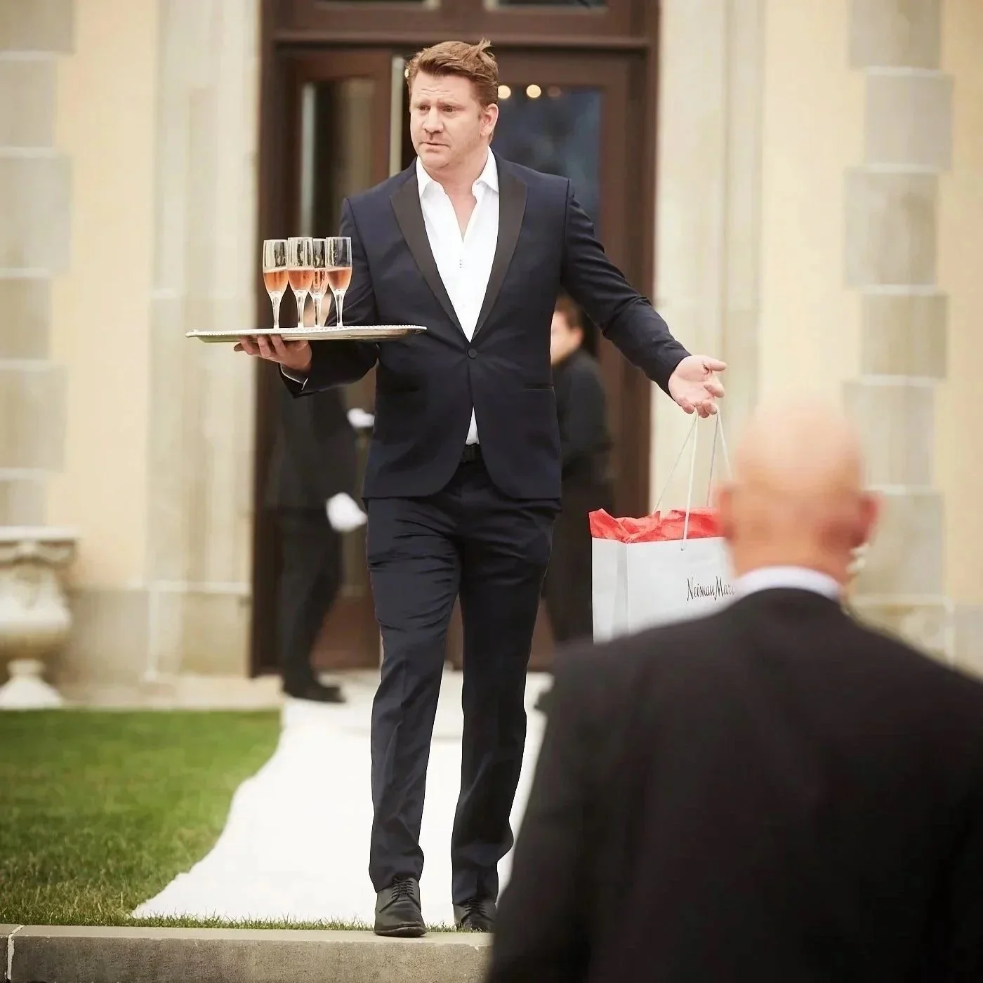 Dash Mihok serving champagne to guests at his sisters event.