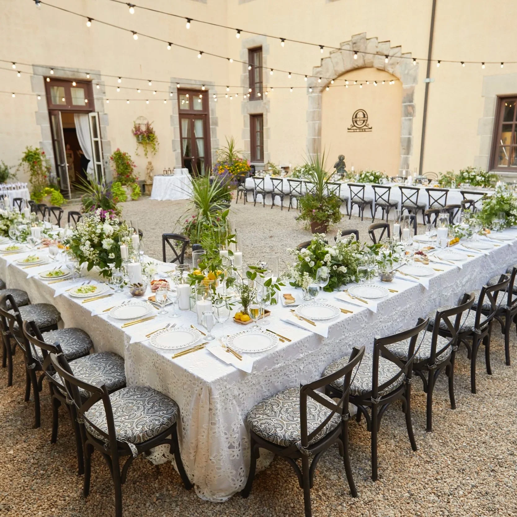 Outdoor welcome dinner at Oheka Castle