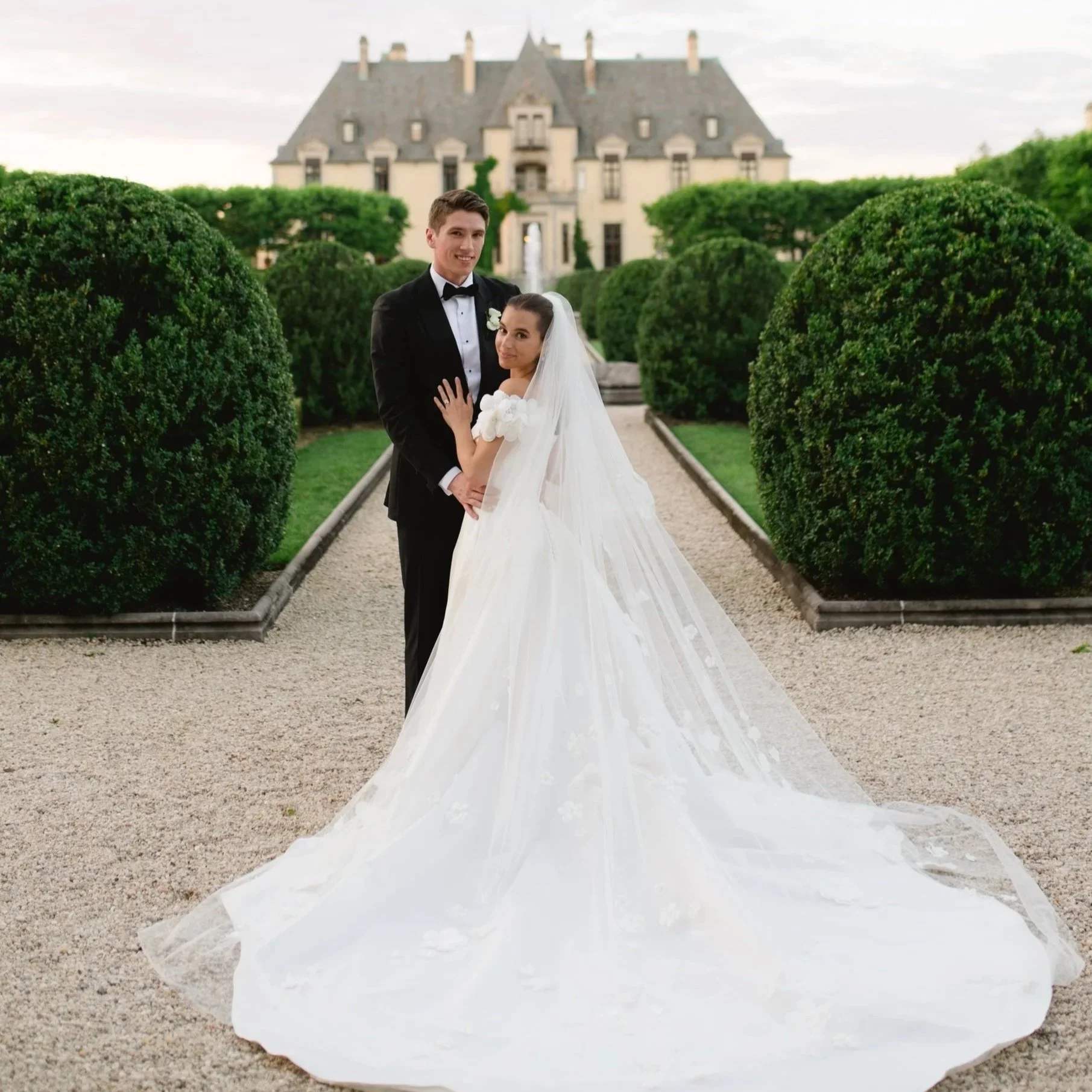 Couple wedding portrait with Oheka Castle in the background