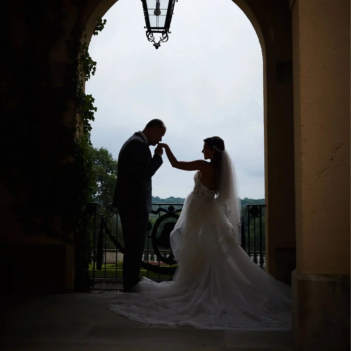 Bride and Groom Portrait, Oheka Castle, Ottos Courtyard