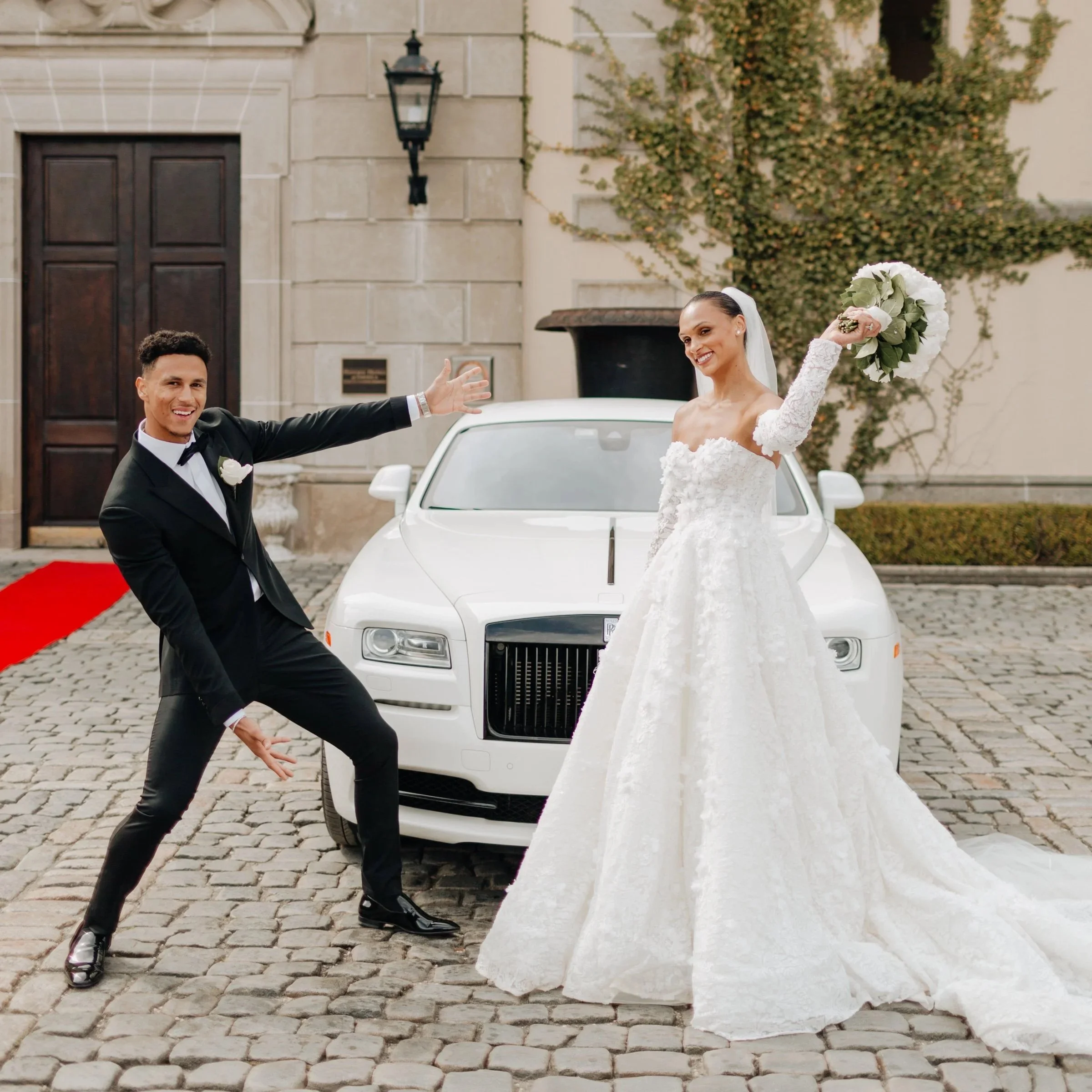 Bride and Groom Portrait, Oheka Castle, Front Courtyard