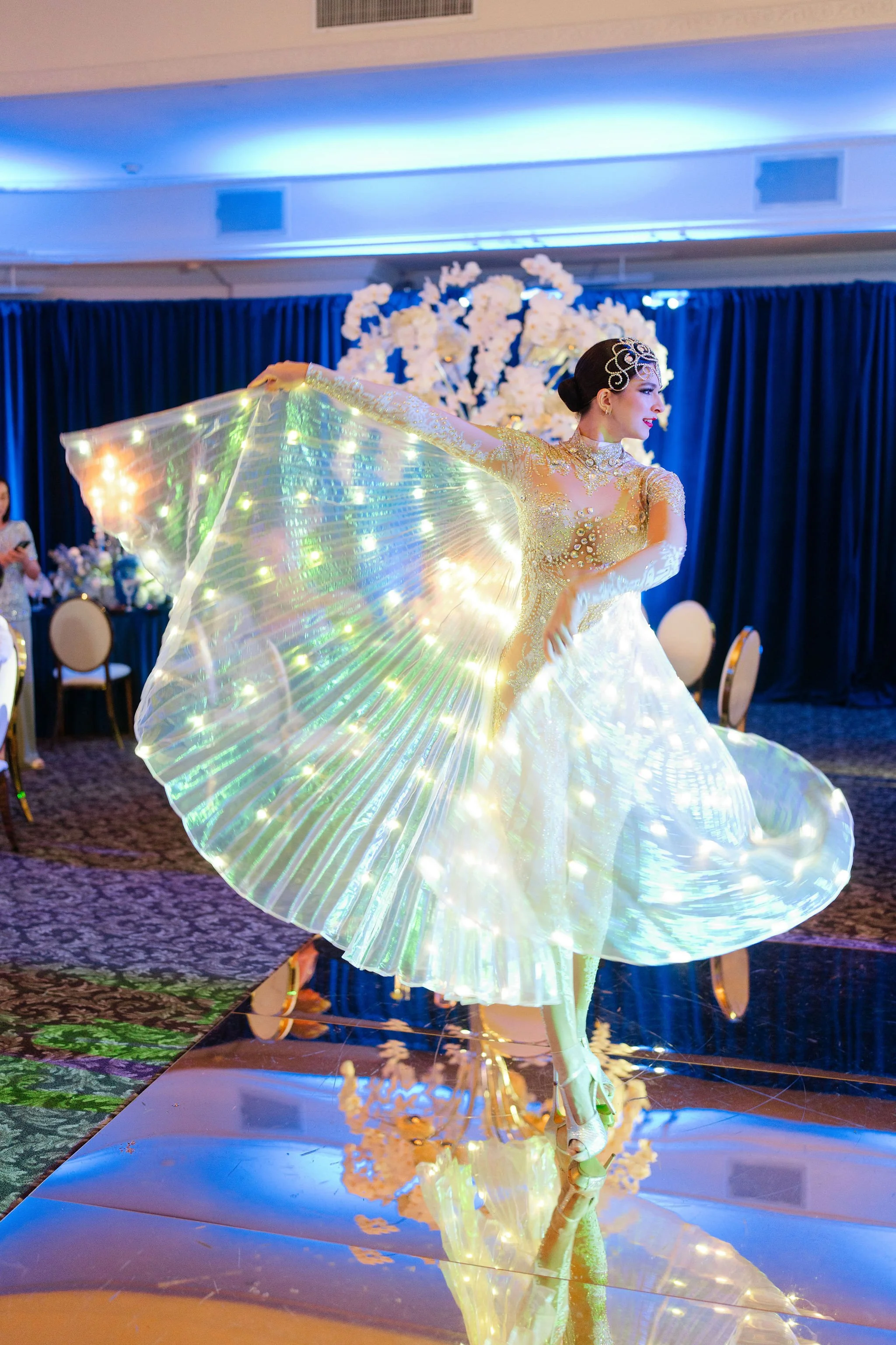 During dinner, the celebration continued with live performances by LED costumed dancers, whose illuminated movement brought a dynamic, unexpected energy to the room. Their presence added a sense of theatre and artistry, seamlessly woven into the rhyt