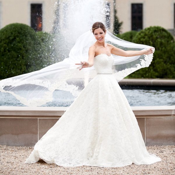 Bride posing in front of fountain, Oheka Castle