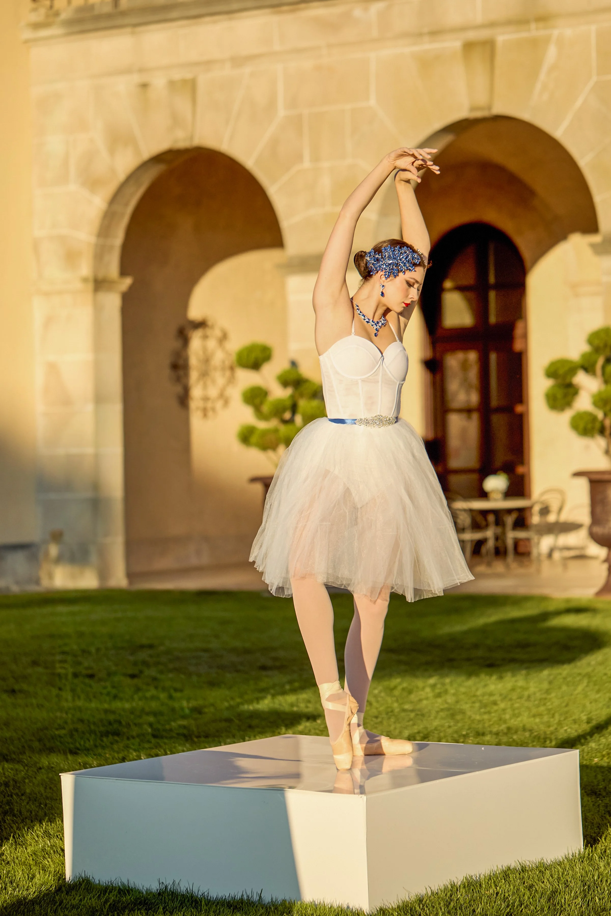 During cocktail hour on the great lawn, live ballerinas performed atop sculptural platforms, bringing a sense of movement and quiet drama to the landscape. Set against the backdrop of Oheka Castle’s gardens, the performance felt both ethereal and int
