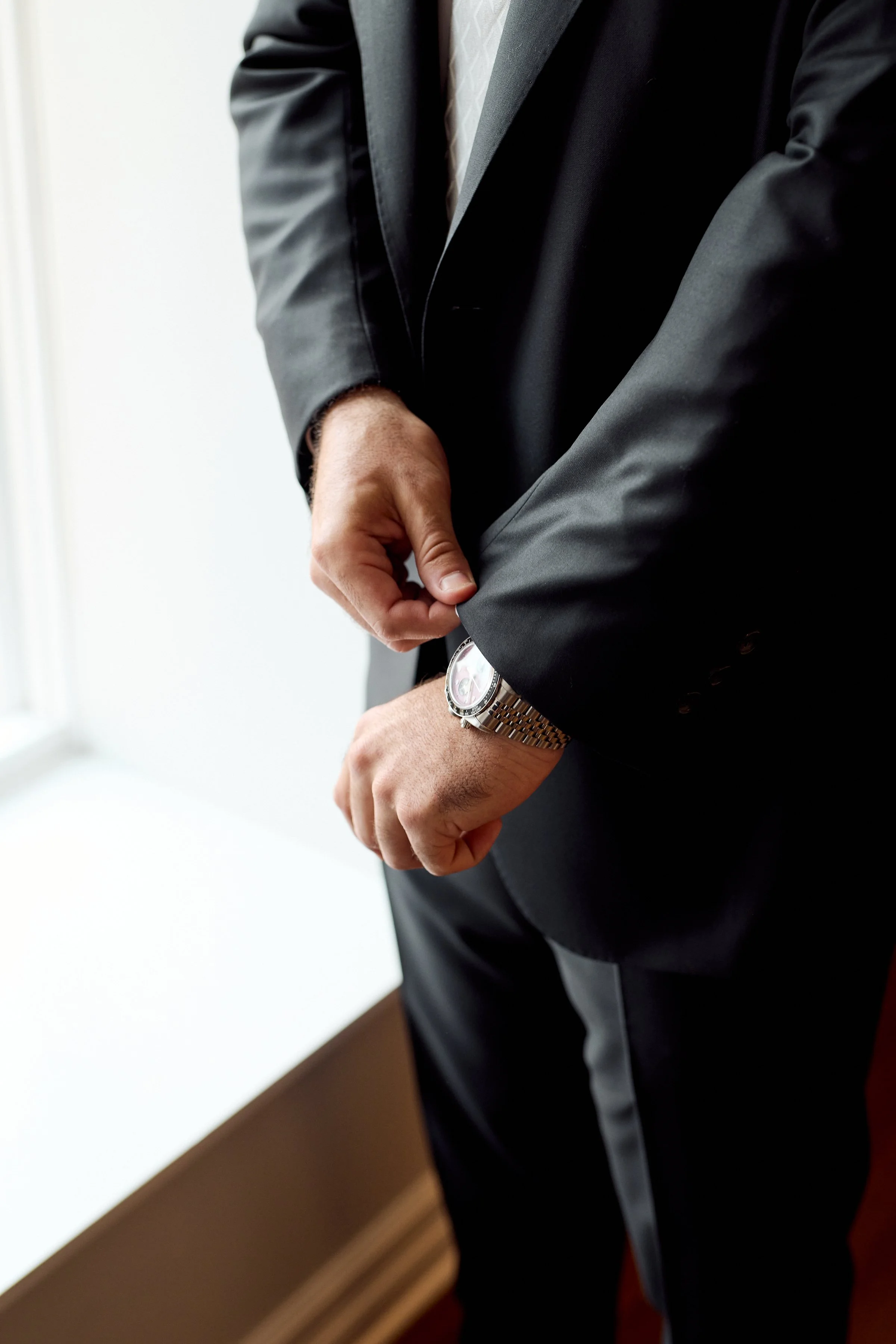 Classic tailoring and understated details, capturing the groom’s polished and effortless style.