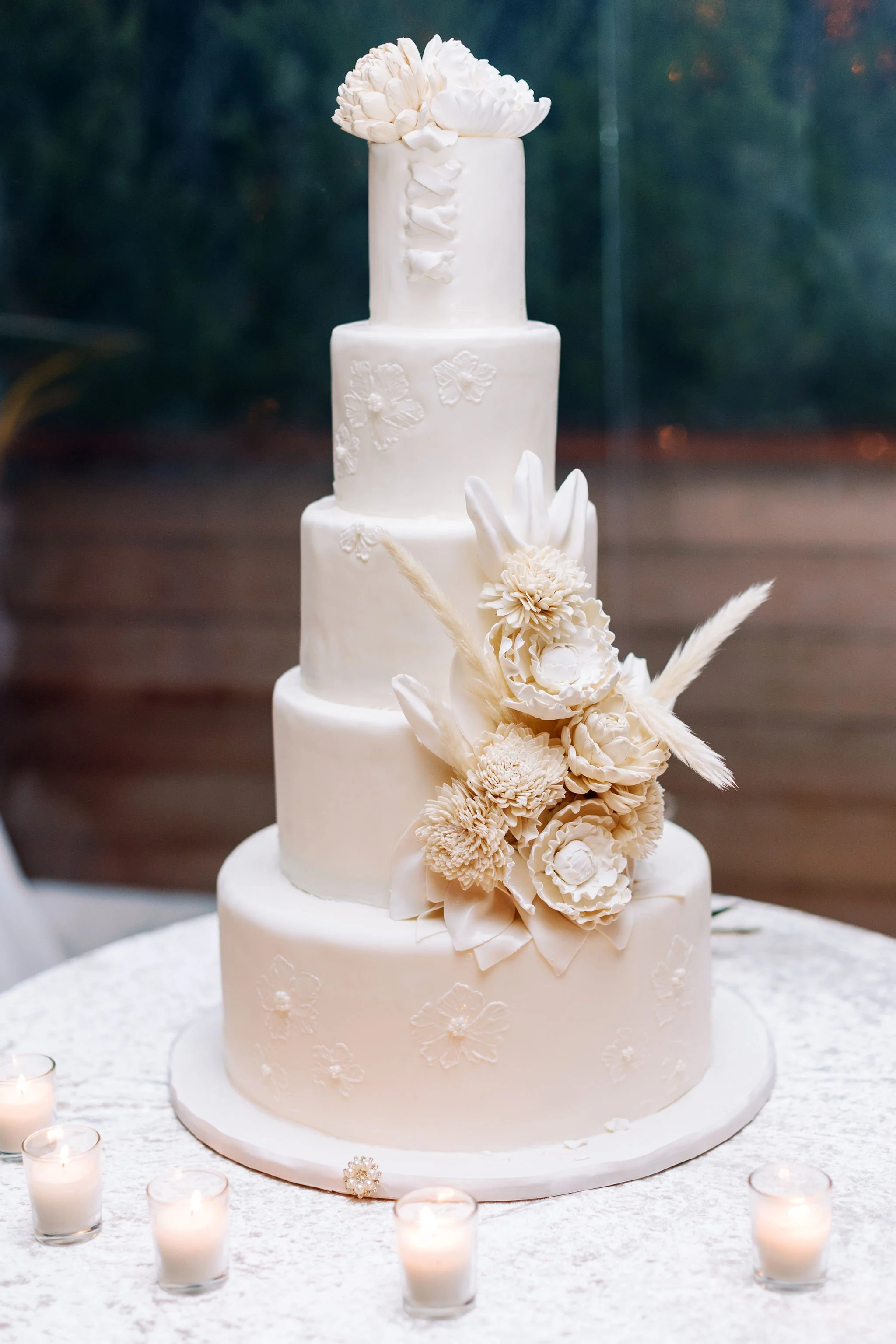 A study in restraint and detail, the cake featured delicate textural elements and handcrafted floral accents—its monochromatic palette seamlessly integrated into the overall coastal aesthetic.
