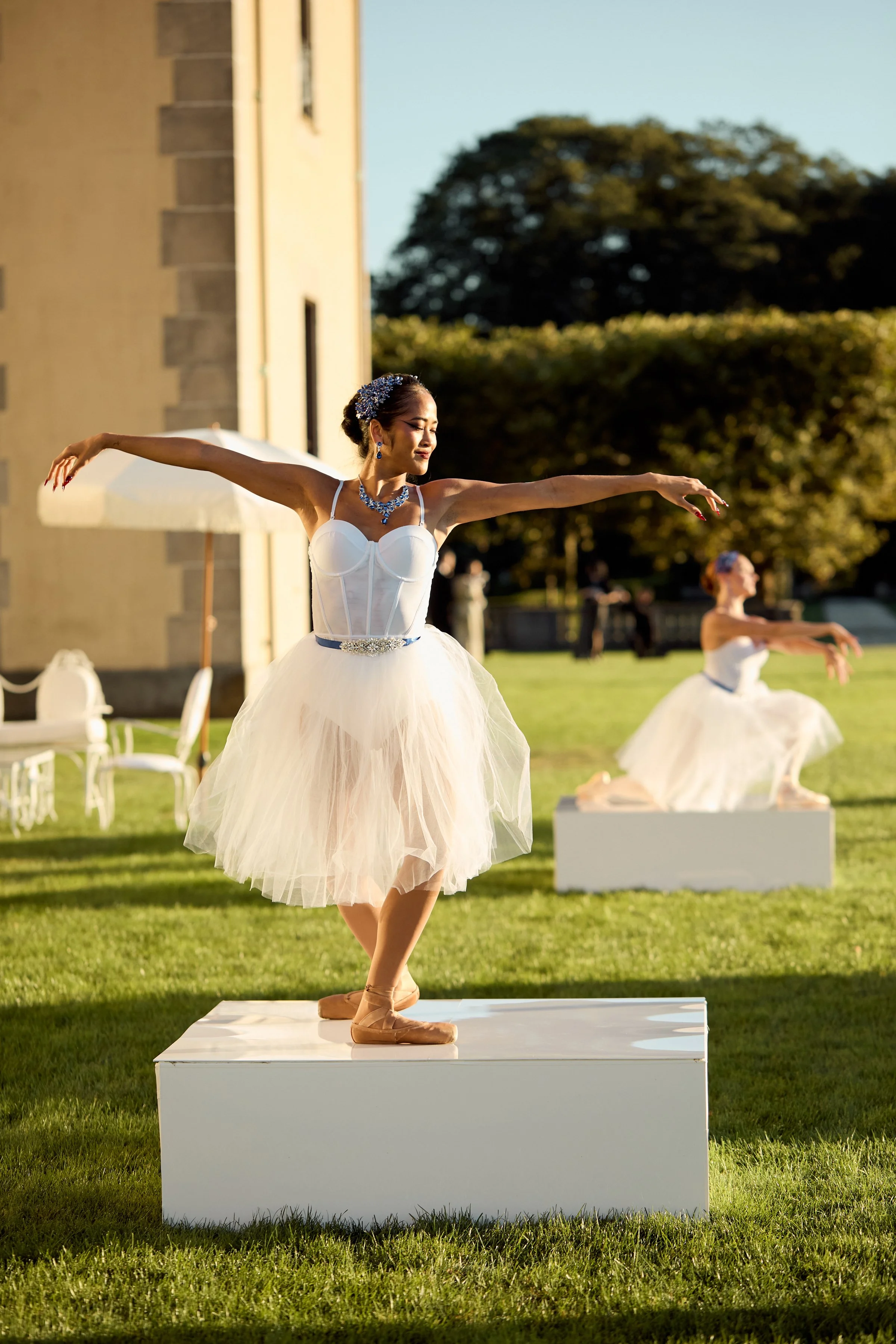 Throughout cocktail hour, ballerinas performed in soft, continuous movement, their presence adding a sense of grace and quiet artistry to the landscape. Positioned among guests on the great lawn, the performance felt immersive and effortlessly woven 