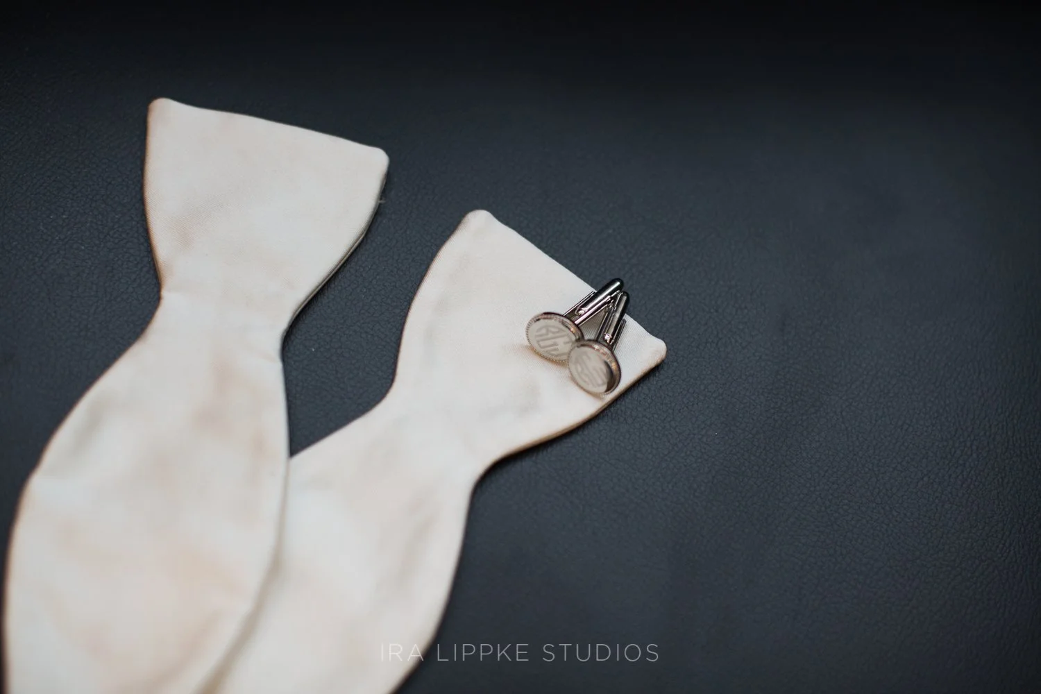 A classic detail shot featuring the groom’s accessories, showcasing the refined style of the wedding day.
