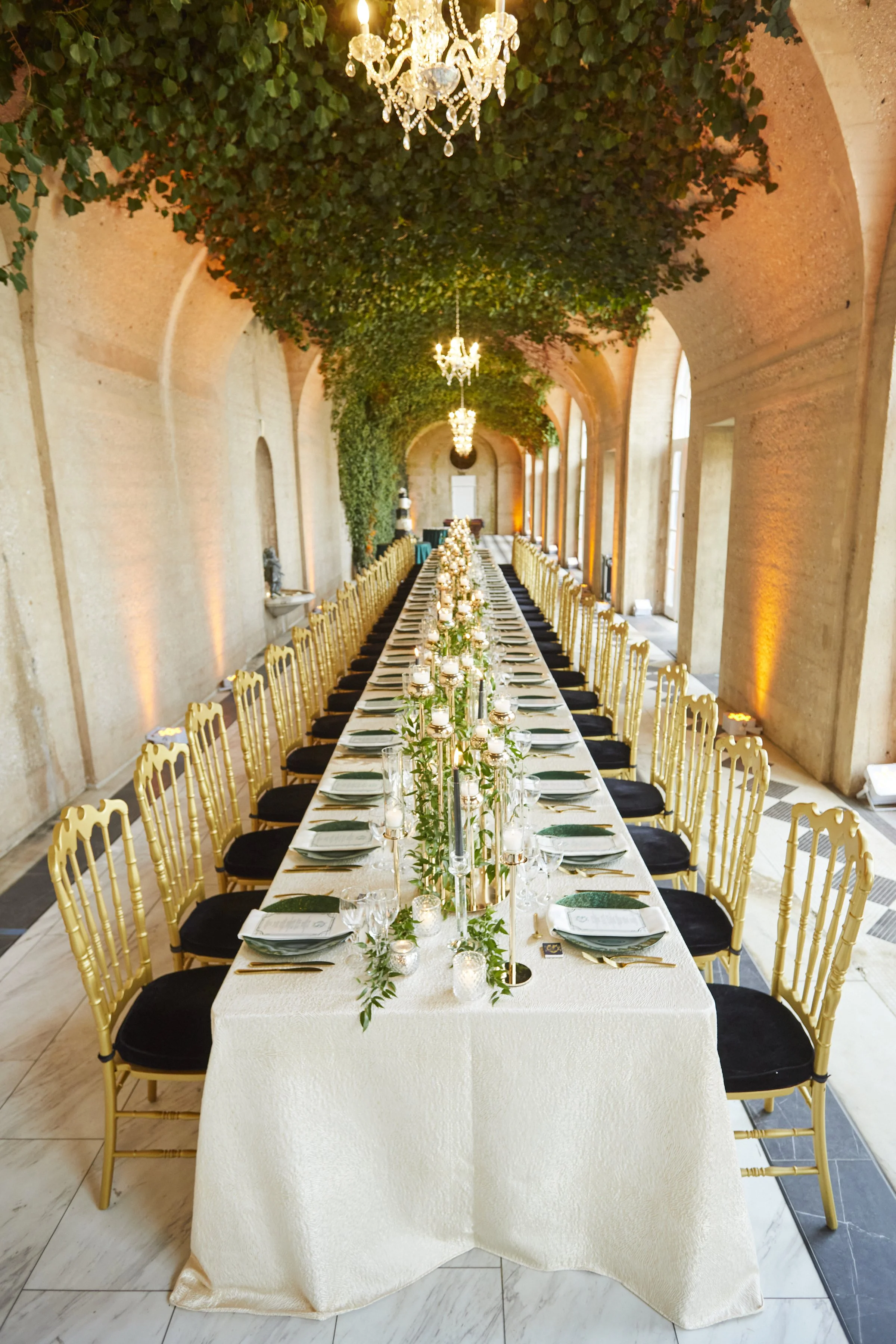 ary’s 80th at Oheka Castle was an elegant, all-male gathering that felt like a private club dinner among lifelong friends. Set beneath the ivy-lined colonnade, long tables in ivory, deep green, and gold created a refined yet relaxed atmosphere, compl